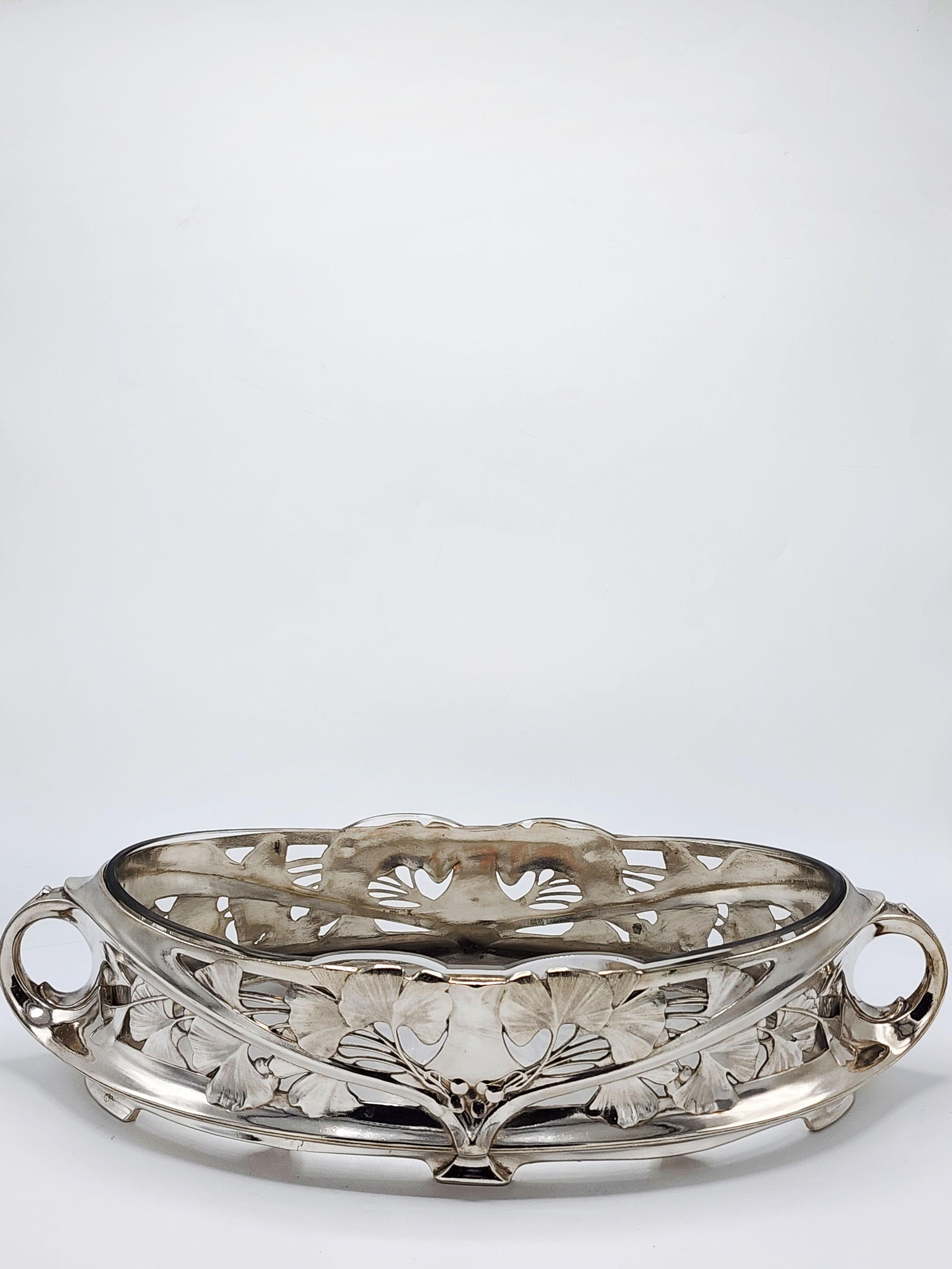 Gallia table centerpiece, Art Nouveau style in silver metal
Art Nouveau style centerpiece in silver metal with intricate details and a Ginkgo biloba leaf floral design. The edges are wavy adding a touch of elegance to the overall design. Work of the