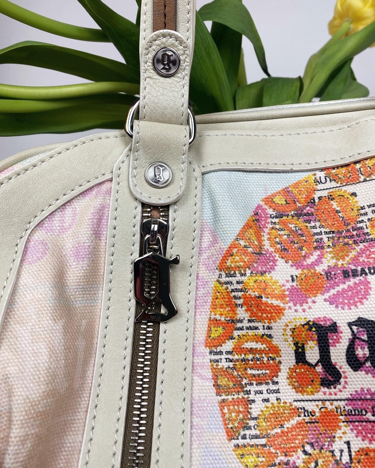 Prenez un risque et faites-vous remarquer avec ce sac à bandoulière gazette emblématique du journal des années 2000 de John Galliano. Confectionné en toile imprimée multicolore et en cuir ivoire/marron, il arbore un design rare qui ne manquera pas