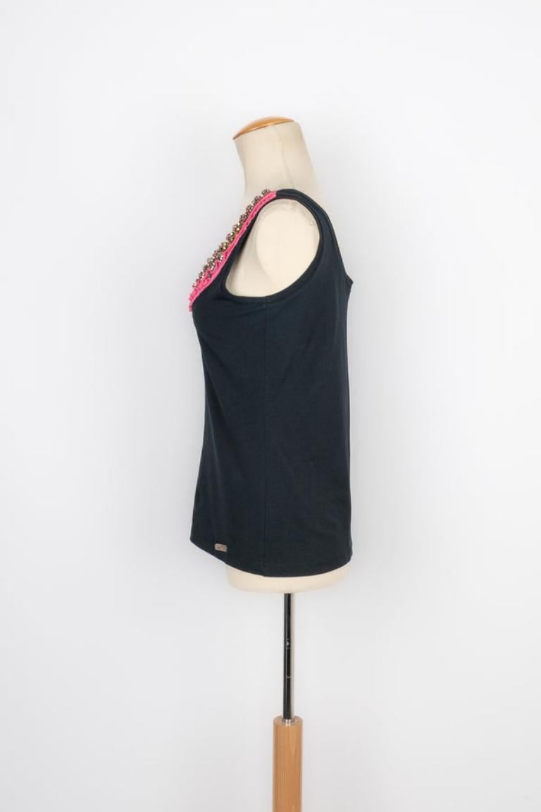 Galliano - (Made in Portugal) Black cotton sleeveless top, collar sewn with rhinestones representing jewelry. Size M.

Additional information: 
Condition: Very good condition
Dimensions: Chest: 40 cm - Length: 59 cm

Seller Reference: FH162