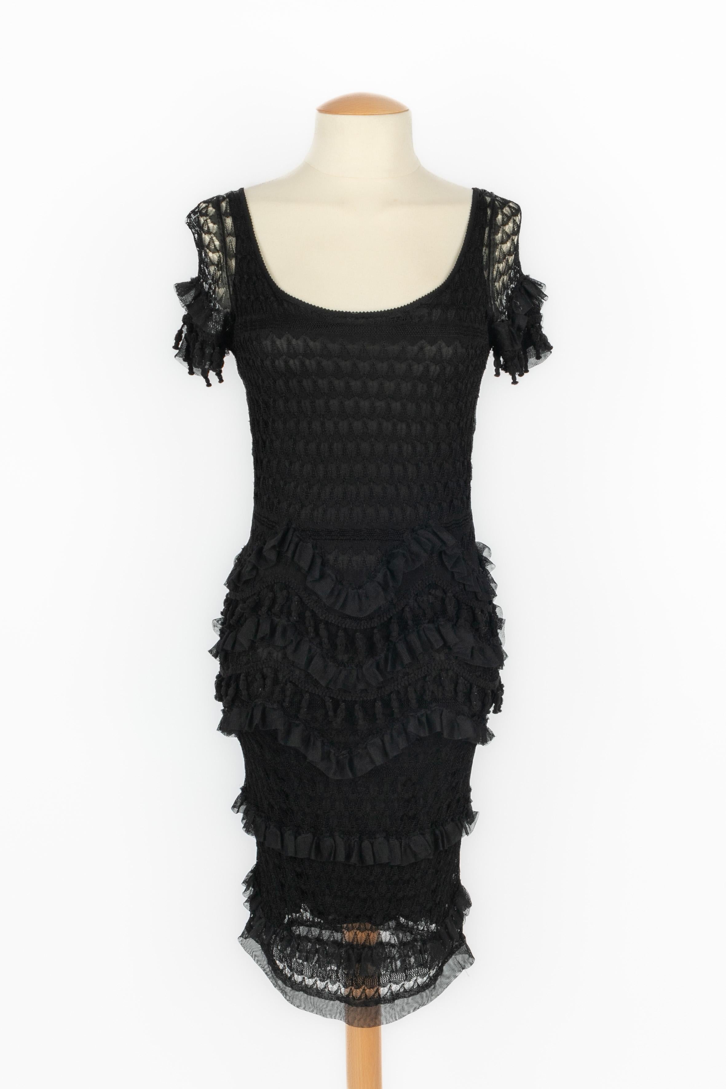 GALLIANO - (Mad in France) Schwarzes Netzkleid mit kurzen Ärmeln. Zusammensetzung und Größe Etiketten fehlen, es passt ein 36FR/38FR.

Bedingung:
Sehr guter Zustand

Abmessungen:
Schulterbreite: 40 cm - Brustumfang: 39 cm - Taillenumfang: 30 cm -