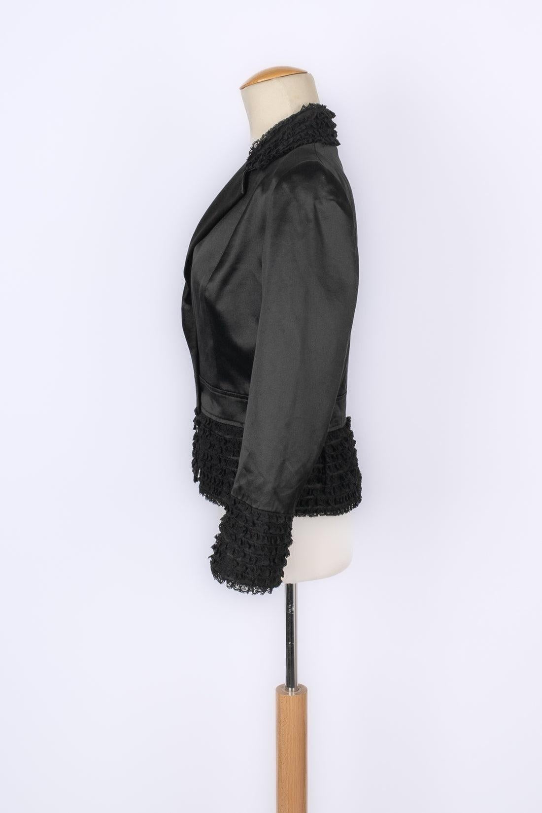 Galliano - (Made in France) Giacca in raso nero con collo in pizzo. Taglia 38FR. Collezione Autunno-Inverno 2001.

Informazioni aggiuntive:
Condizioni: Ottime condizioni
Dimensioni: Larghezza spalle: 42 cm - Petto: 42 cm - Lunghezza maniche: 51 cm -