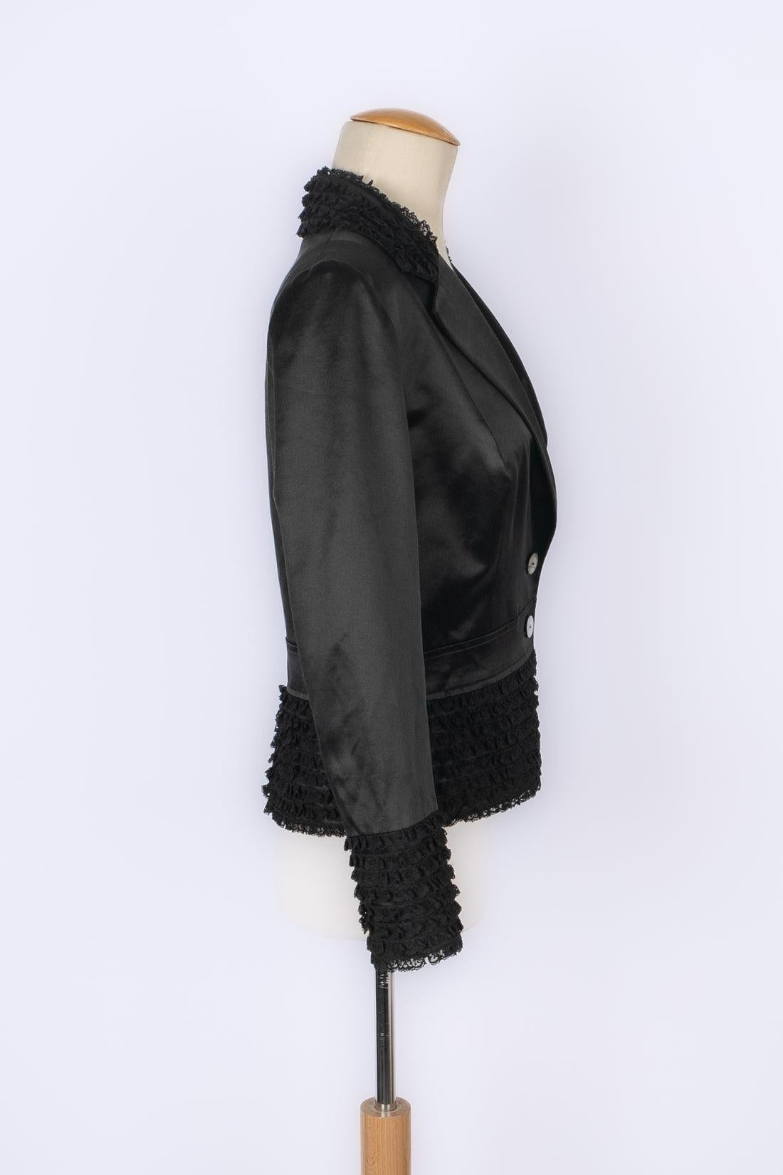 Galliano Giacca in raso nero con colletto in pizzo, 2001 In condizioni ottime in vendita a SAINT-OUEN-SUR-SEINE, FR