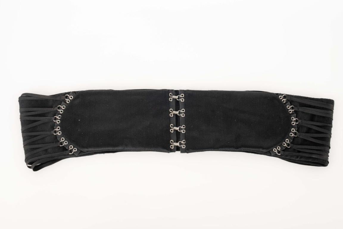 Galliano Cintura in tessuto satinato nero in vendita 3