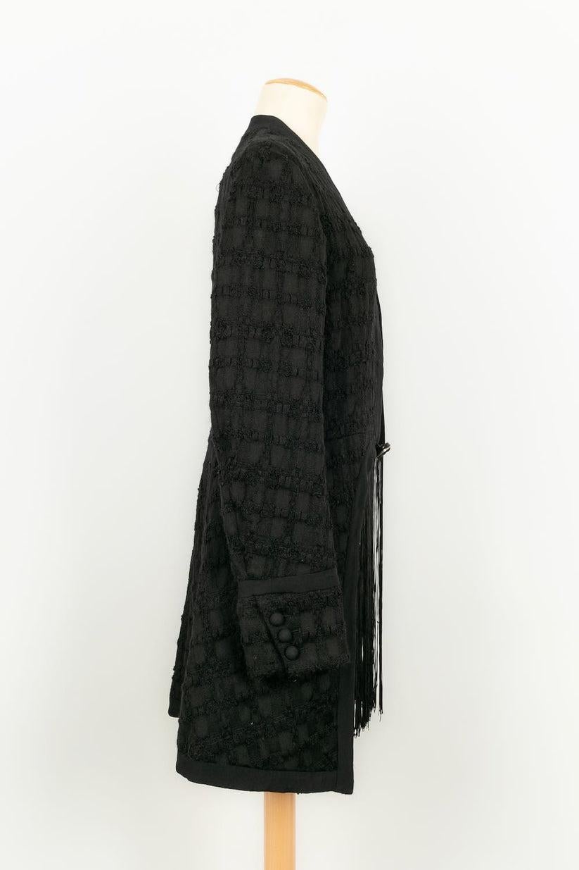 Galliano - (Fabriqué en Italie) Veste en laine noire avec frange. Taille 40FR.

Informations complémentaires : 
Dimensions : Largeur des épaules : 45 cm, Longueur des manches : 66 cm, Longueur : 97 cm
Condit : Très bon état.
Numéro de référence du