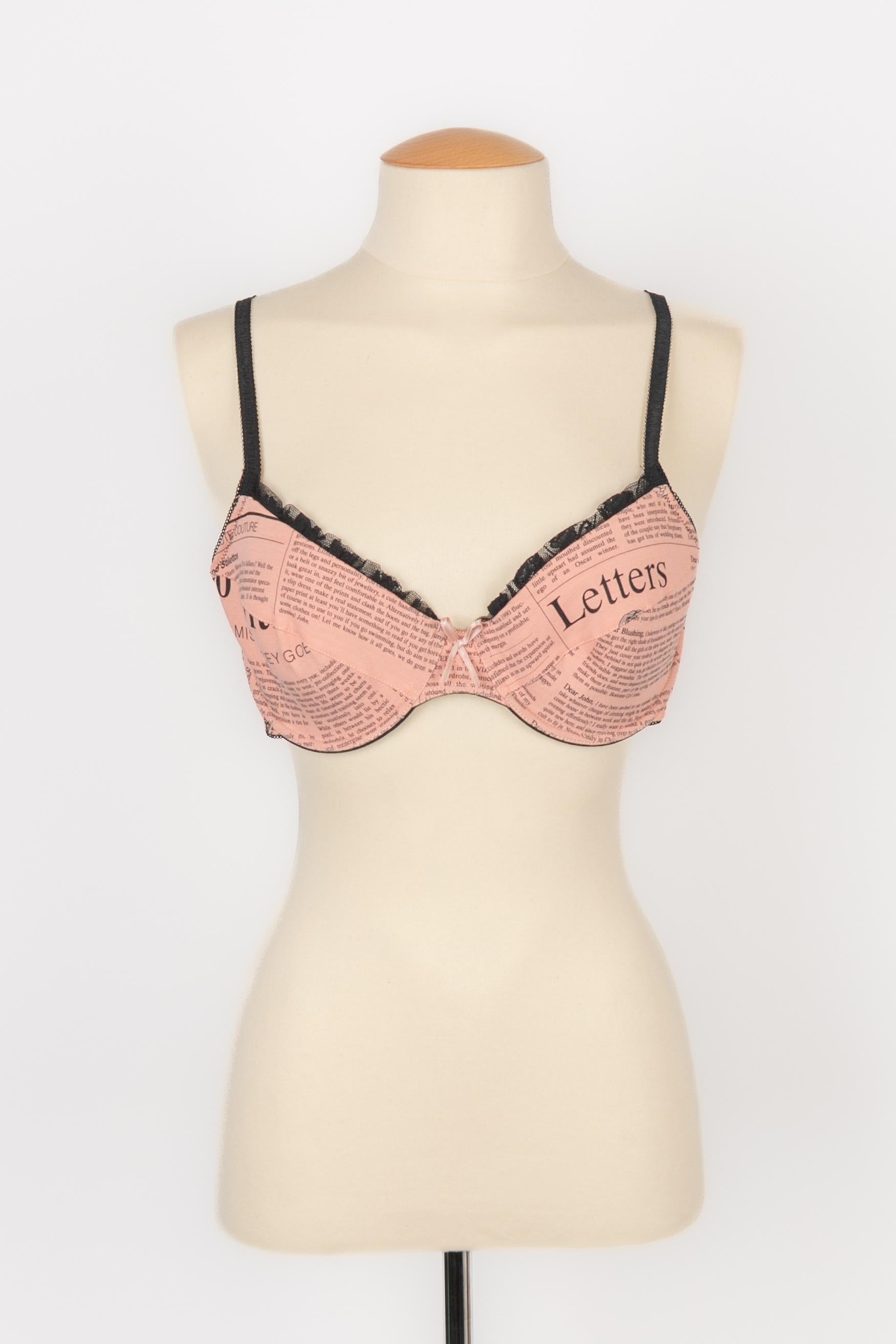 GALLIANO - (Fabriqué en France) Soutien-gorge en coton noir et rose. Taille 90C.

Condit :
Très bon état.

Dimensions :
90C

SKU:FH92
