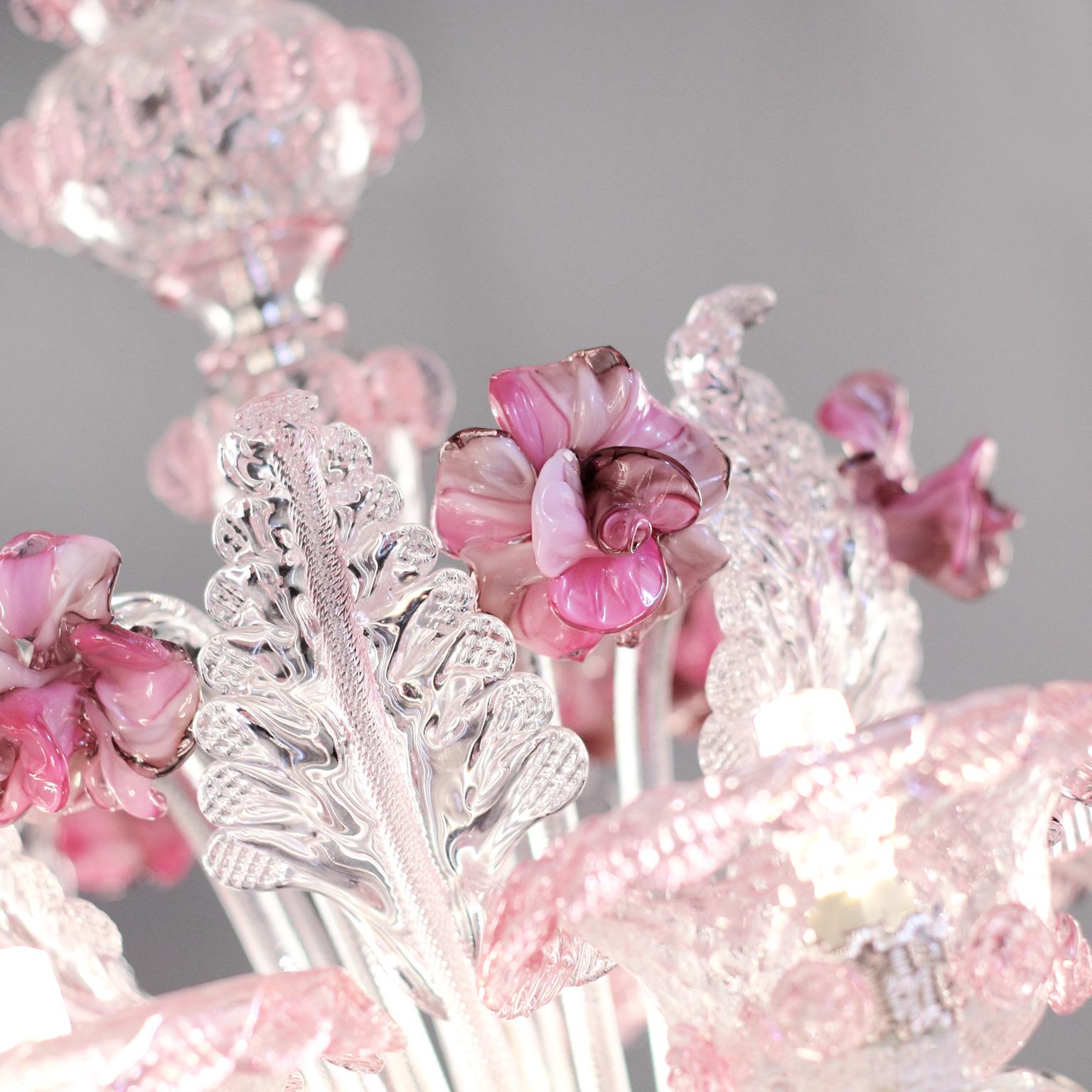 XXI secolo e contemporaneo Ricco lampadario artistico, cristallo a 6 bracci, vetro di Murano rosa di Multiforme in vendita