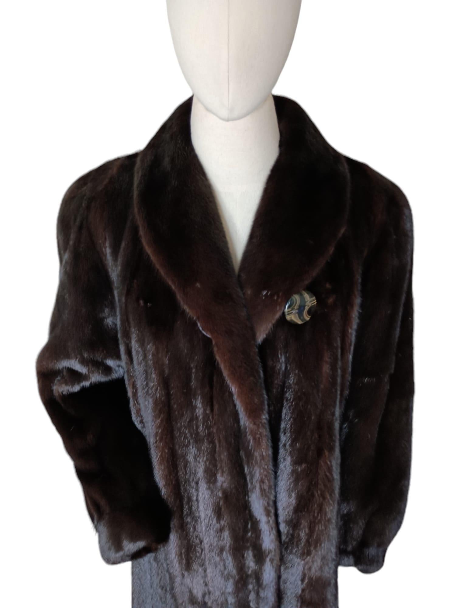 DESCRIZIONE DEL PRODOTTO:

Galliano Demi Buff Pelliccia di visone (taglia 16 XL)

Condizione: Nuovo

Chiusura: ganci e occhielli

Colore: Demi Buff

Materiale: Visone di alta qualità 

Tipo di capo: cappotto lungo

Maniche: grandi con