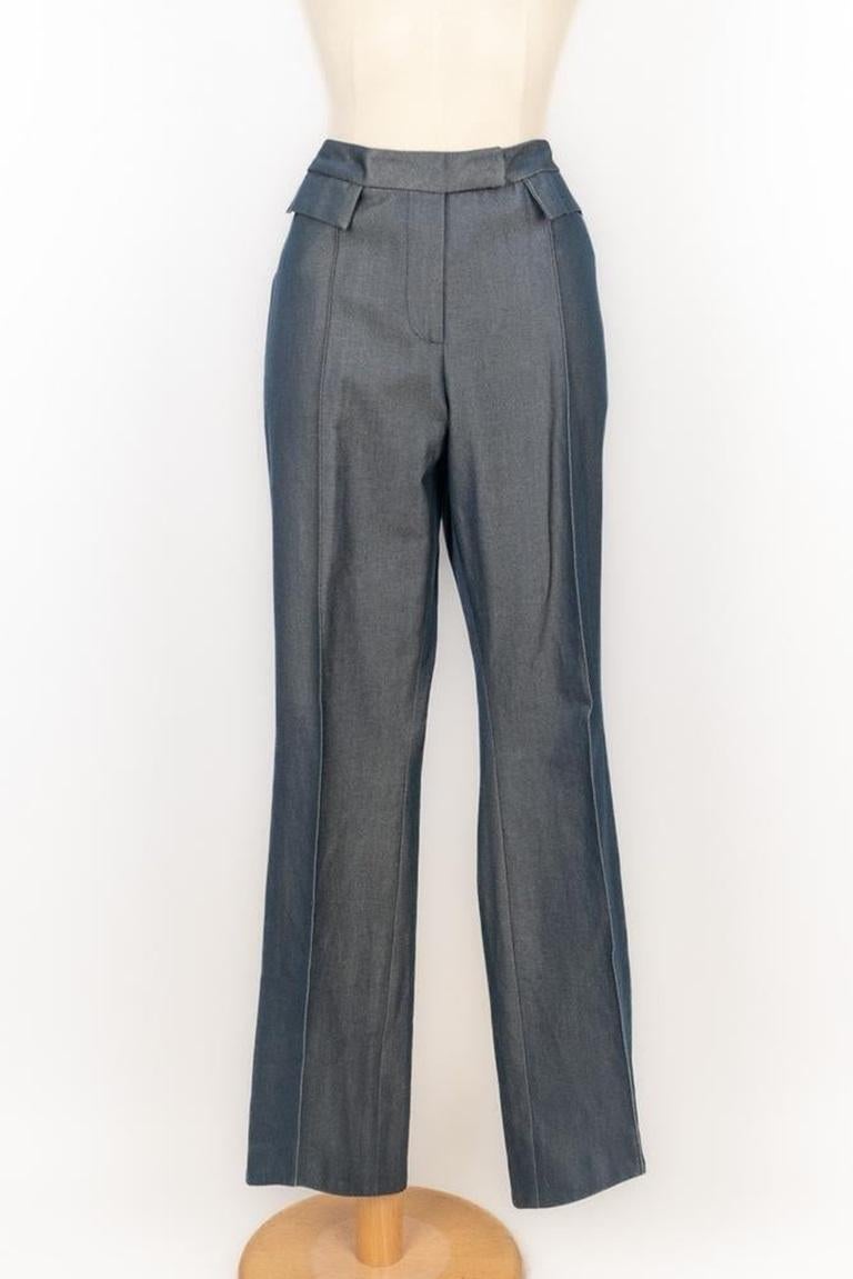 GALLIANO - (Made in France) Set in denim composto da una giacca incrociata bordata di pelliccia di coniglio marrone e con bottoni in cocco, e pantaloni dritti. Taglia 42FR/44FR indicata. 2000 -2001 Collezione Autunno-Inverno 