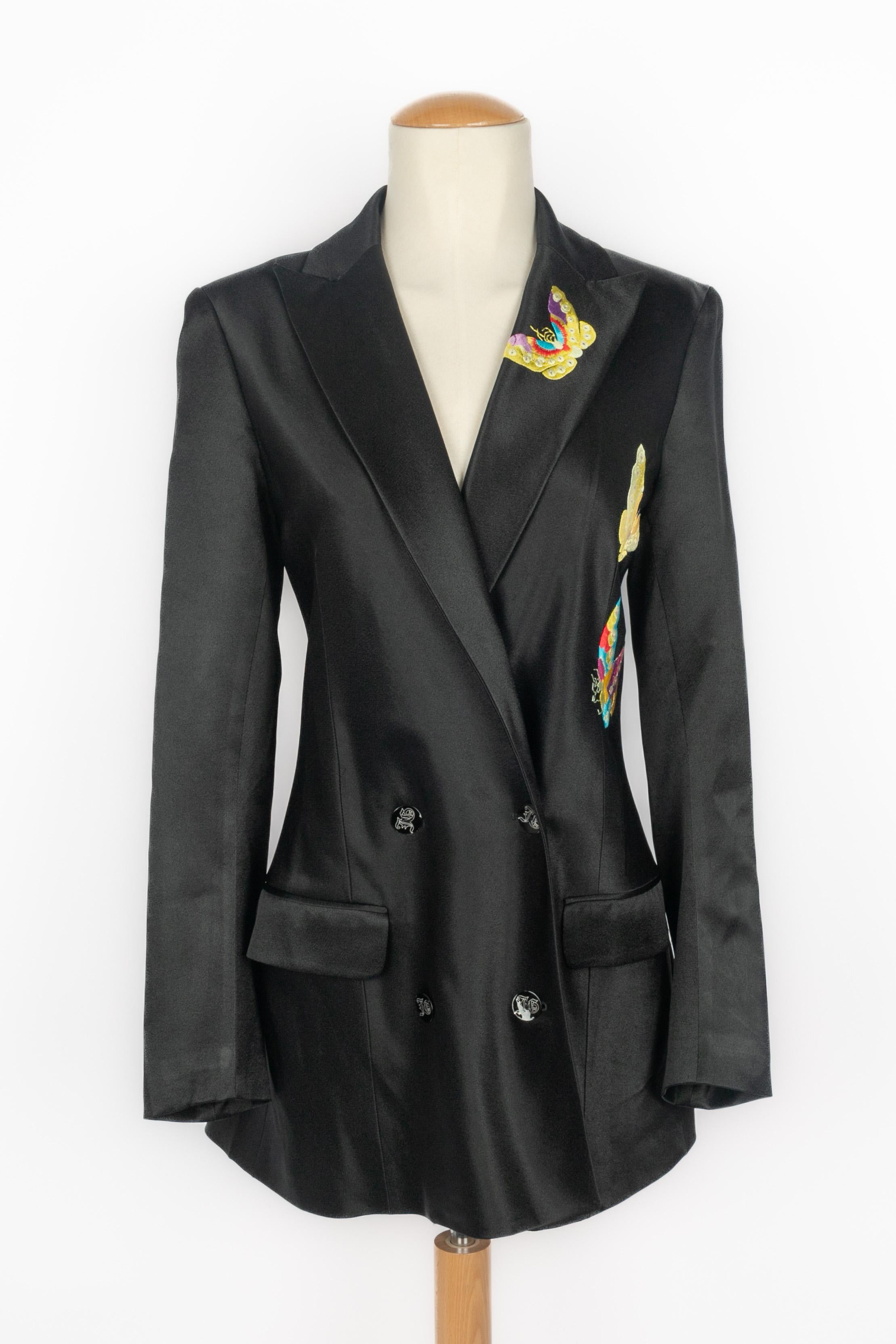 GALLIANO - (Made in France) Black silk jacket with multicolored flower embroidery. A Collection circa 2002. Size 36FR

Condition:
Very good condition

Dimensions:
Shoulder width: 42 cm - Chest: 41 cm - Sleeve length: 60 cm - Length: 81 cm

SKU:FV186