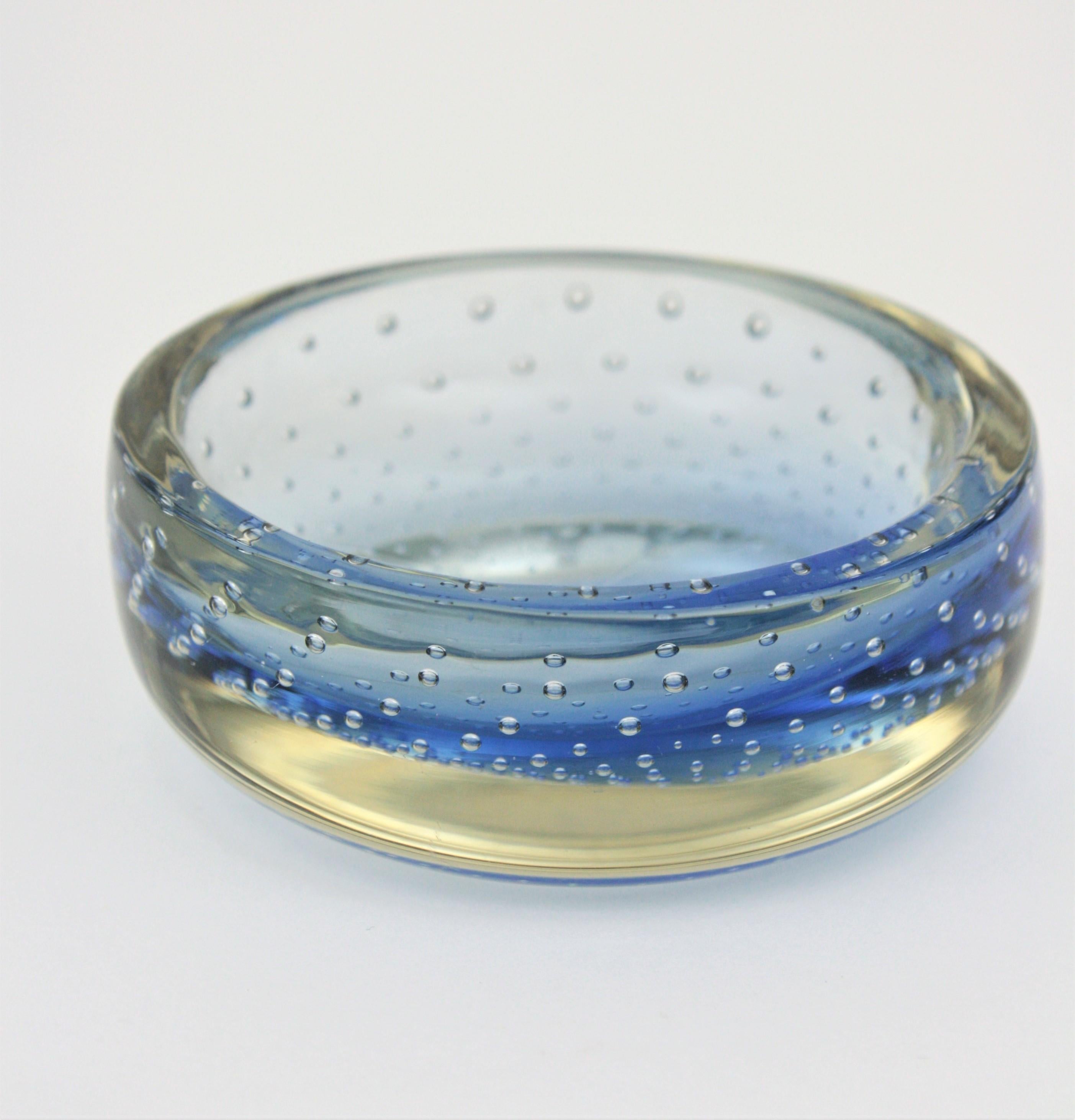 Galliano Ferro Art Murano Blue Sommerso Bullicante Art Glass Bowl (bol en verre d'art) en vente 3