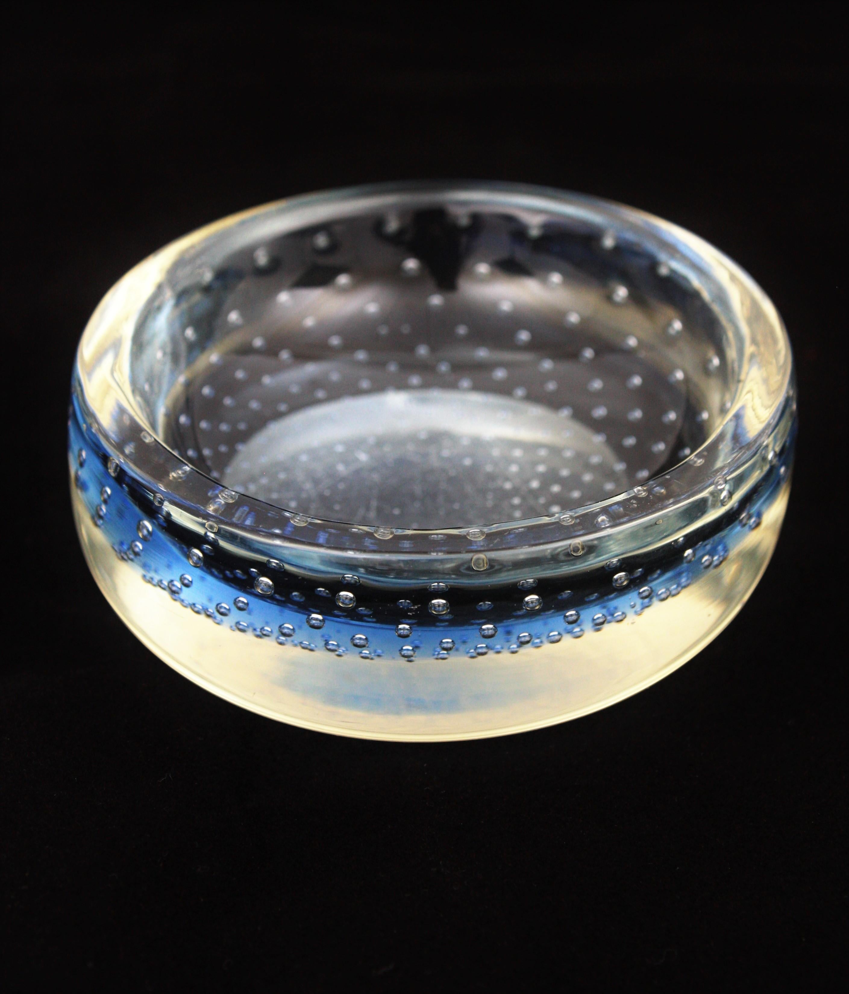 italien Galliano Ferro Art Murano Blue Sommerso Bullicante Art Glass Bowl (bol en verre d'art) en vente