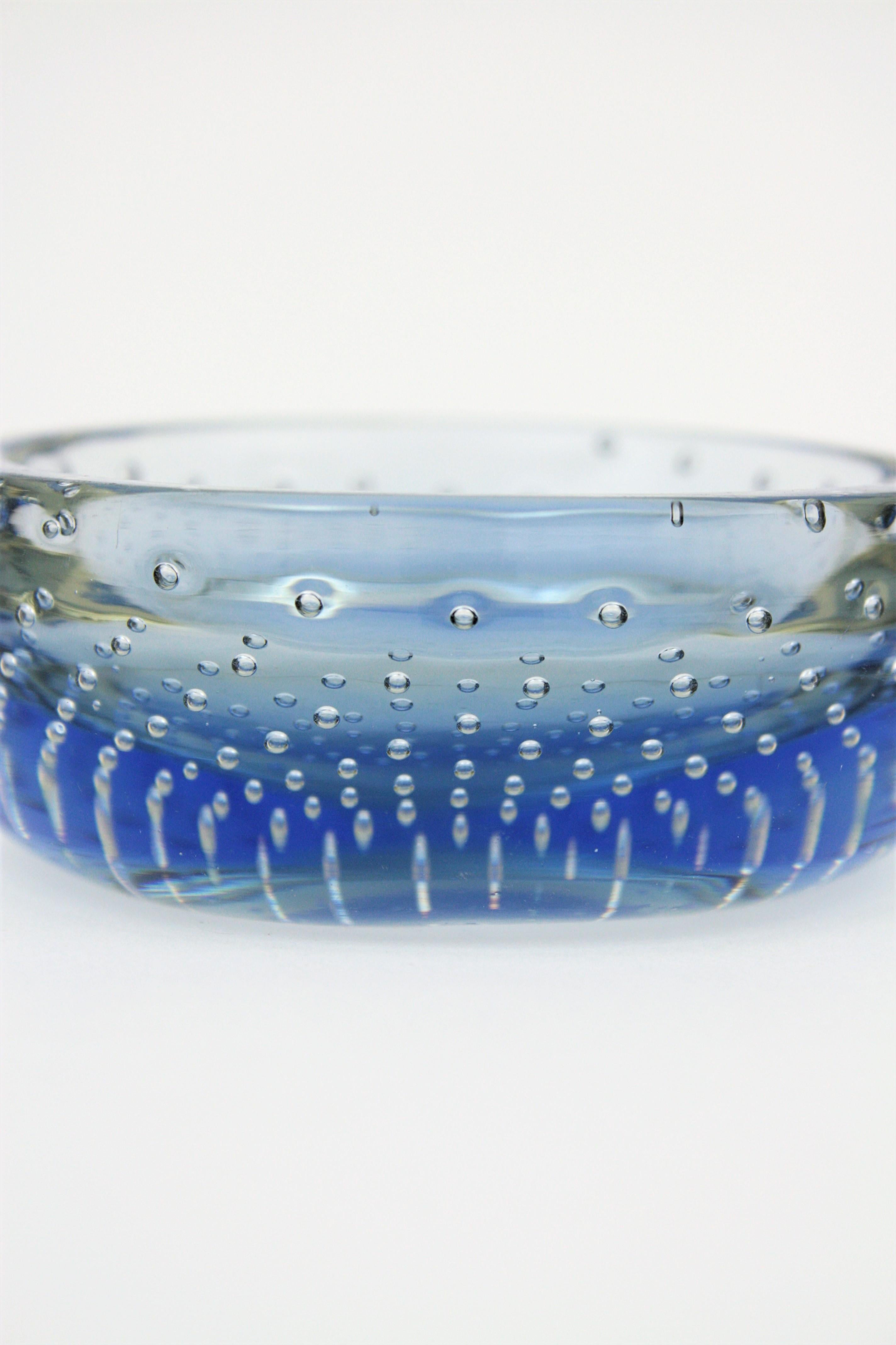 Fait main Galliano Ferro Art Murano Blue Sommerso Bullicante Art Glass Bowl (bol en verre d'art) en vente