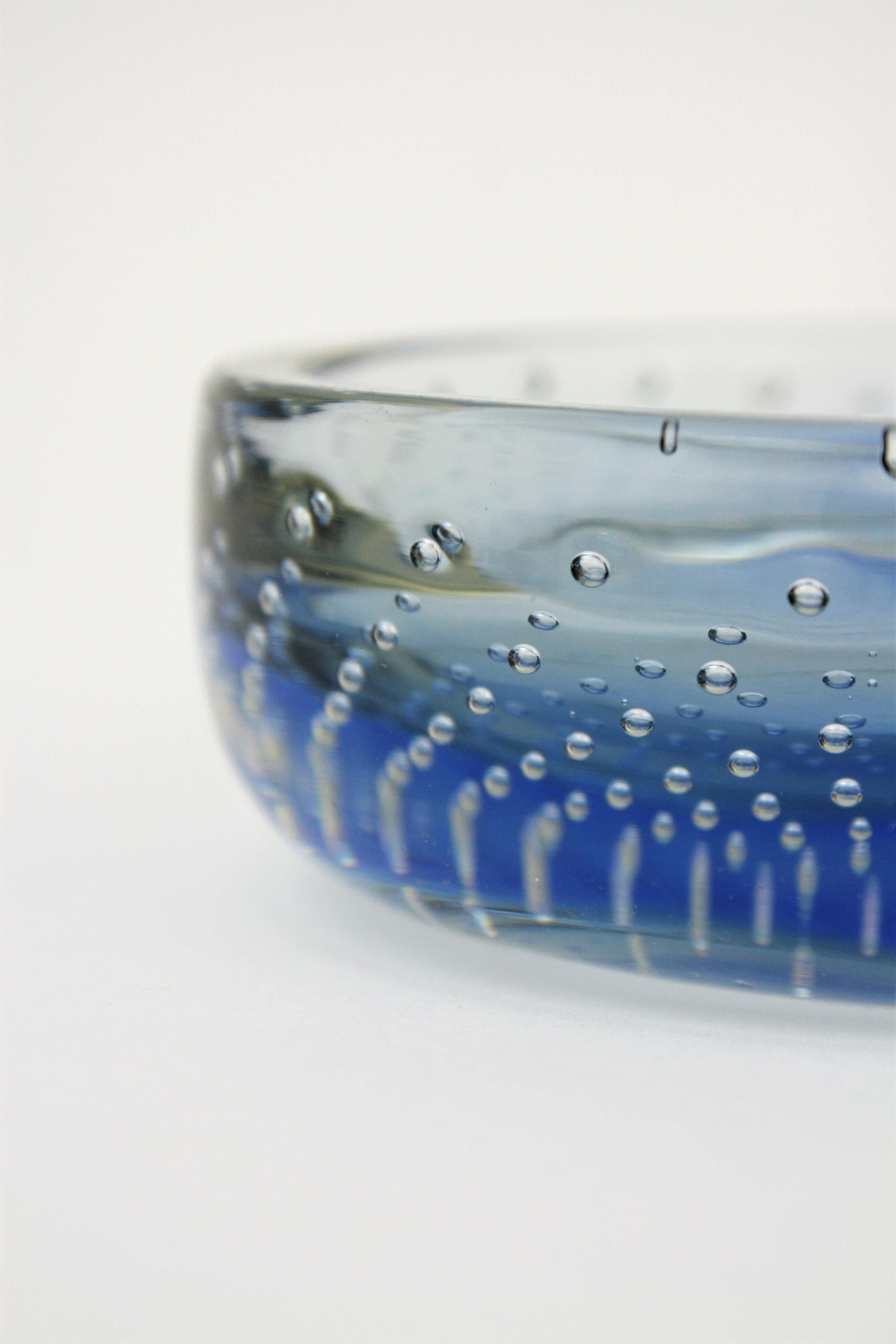 20ième siècle Galliano Ferro Art Murano Blue Sommerso Bullicante Art Glass Bowl (bol en verre d'art) en vente