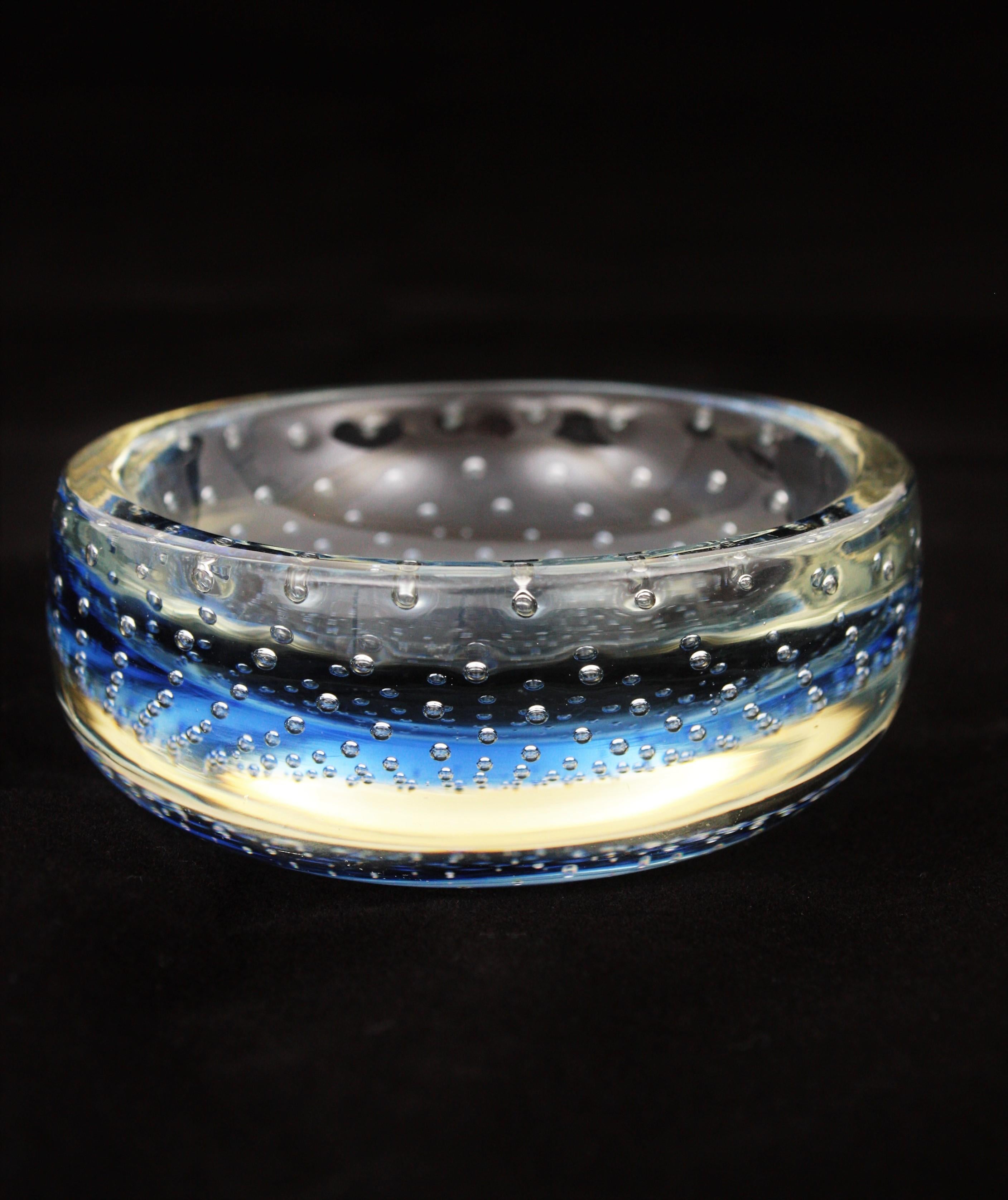Galliano Ferro Art Murano Blue Sommerso Bullicante Art Glass Bowl (bol en verre d'art) en vente 1