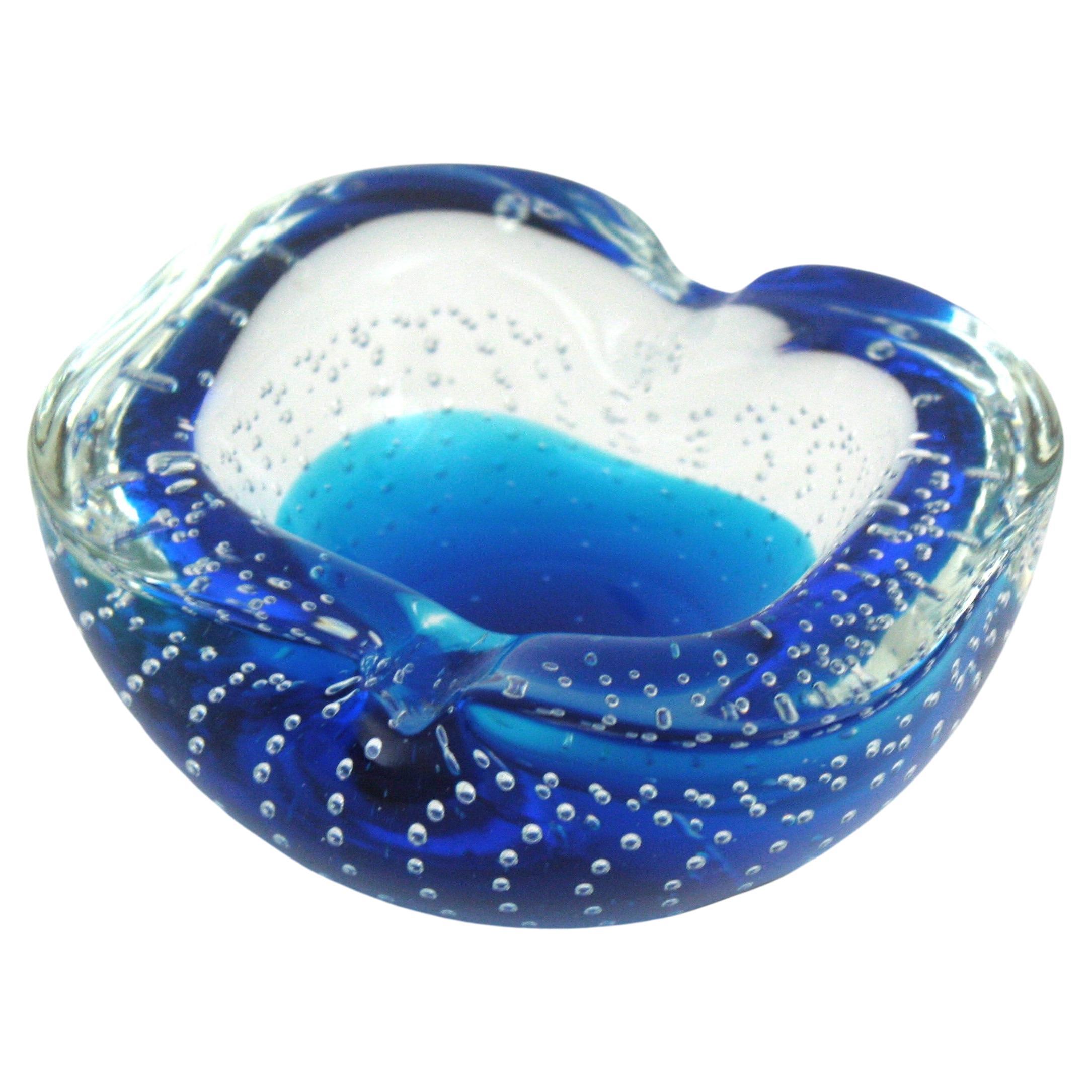 Kühle Murano Sommerso Kunstglasschale in  blaues und klares Glas mit Luftblasen.  Galliano Ferro, Italien, 1950-1960er Jahre
Diese wunderschöne mundgeblasene Glasschale hat ein dekoratives Design mit Hunderten von kontrollierten Luftblasen und einer