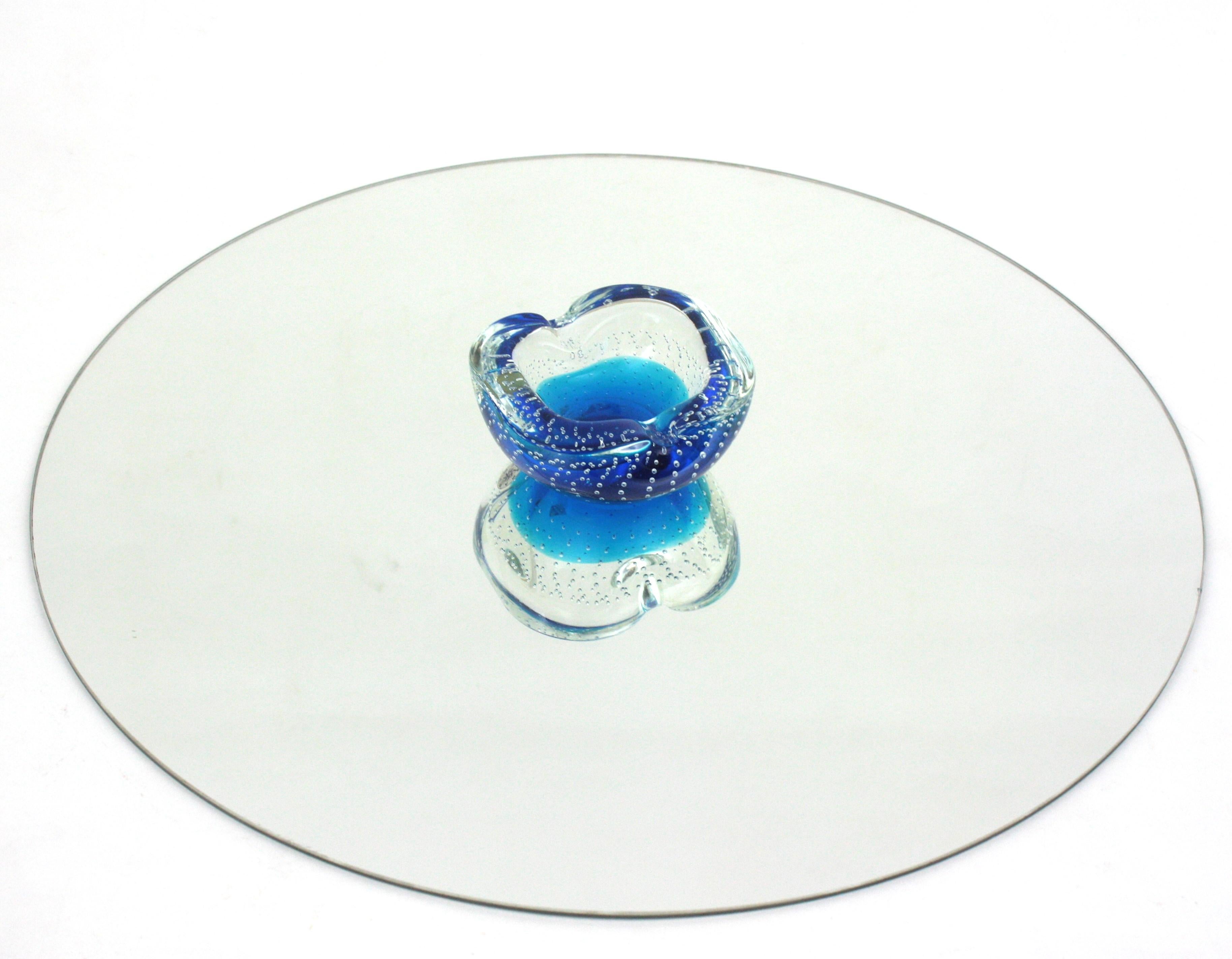 Galliano Ferro Murano Blau Klar Bullicante Kunstglas Geometrische Schale / Aschenbecher aus Muranoglas (Moderne der Mitte des Jahrhunderts) im Angebot