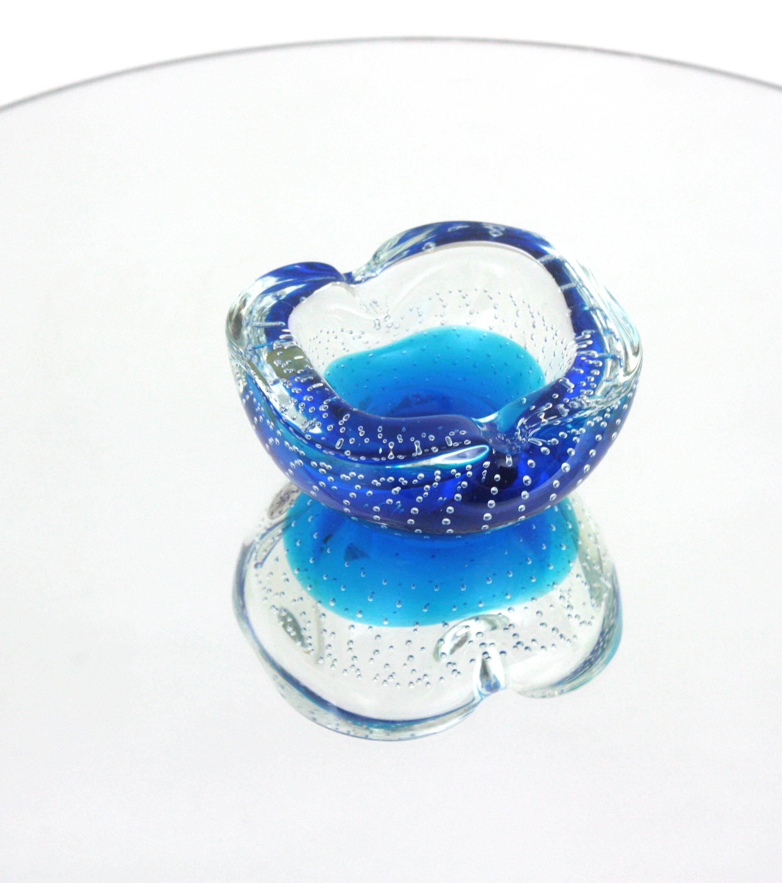 Galliano Ferro Murano Blau Klar Bullicante Kunstglas Geometrische Schale / Aschenbecher aus Muranoglas (Italienisch) im Angebot