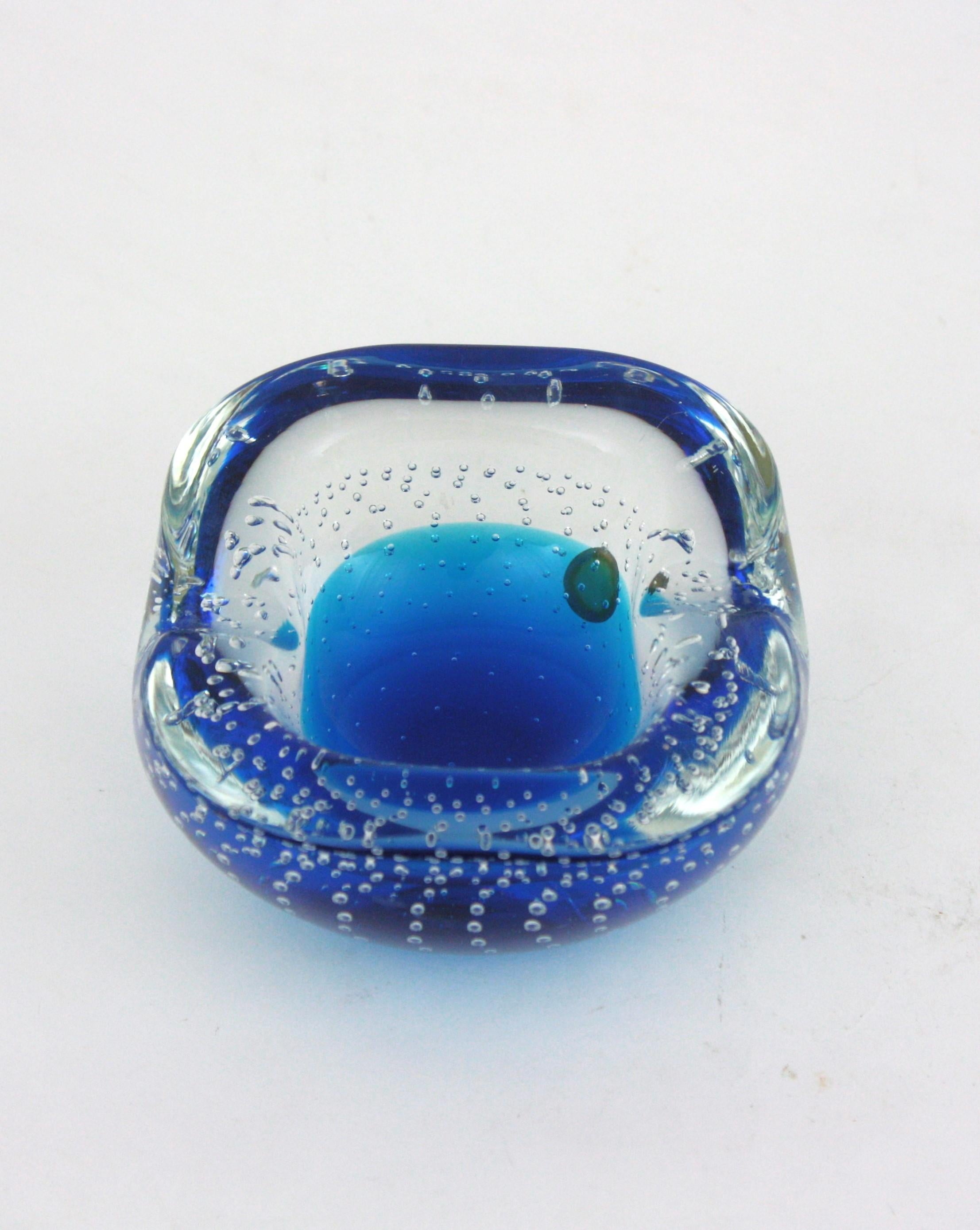 Galliano Ferro Murano Blau Klar Bullicante Kunstglas Geometrische Schale / Aschenbecher aus Muranoglas (Handgeschnitzt) im Angebot
