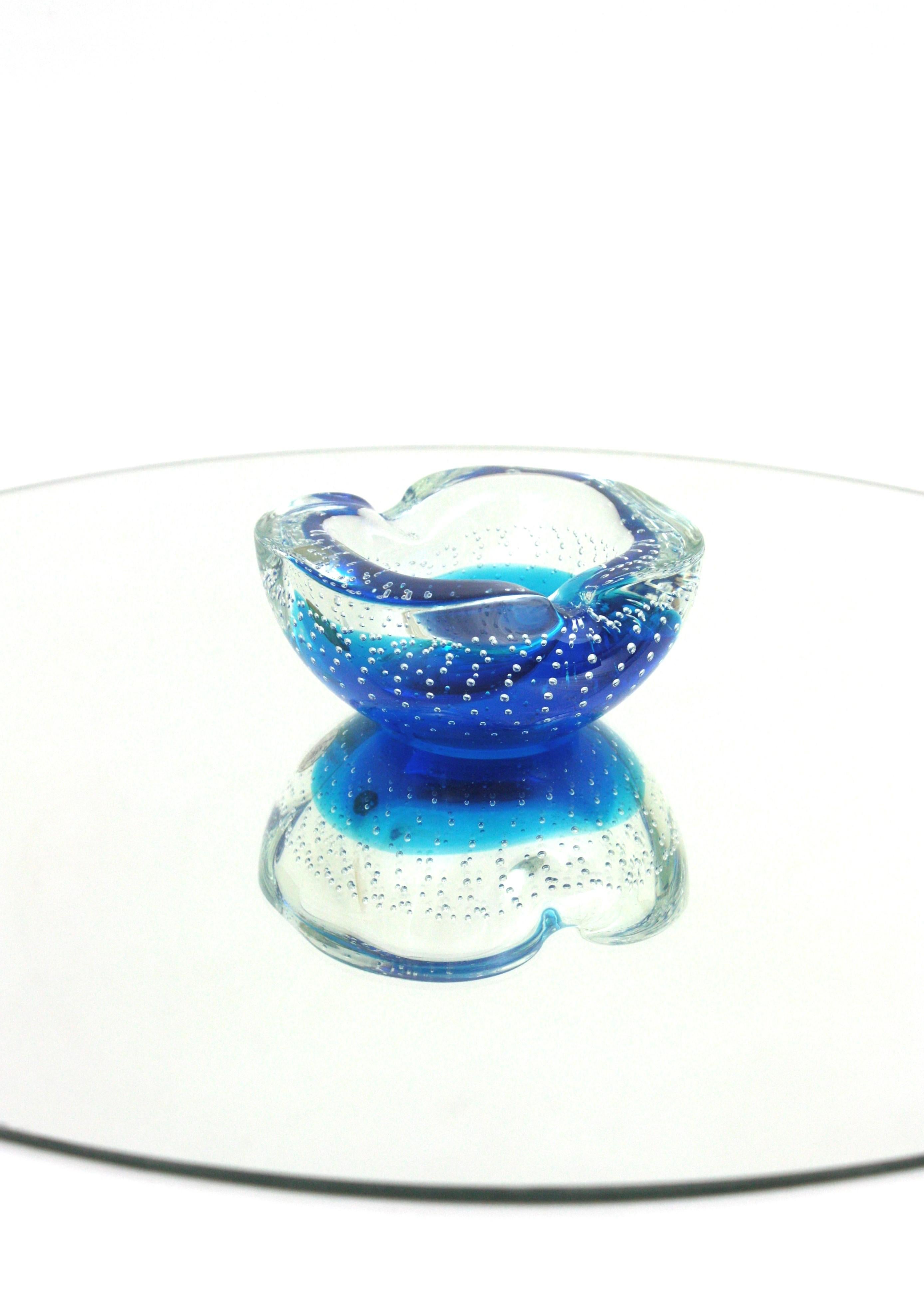 Galliano Ferro Murano Blau Klar Bullicante Kunstglas Geometrische Schale / Aschenbecher aus Muranoglas (20. Jahrhundert) im Angebot