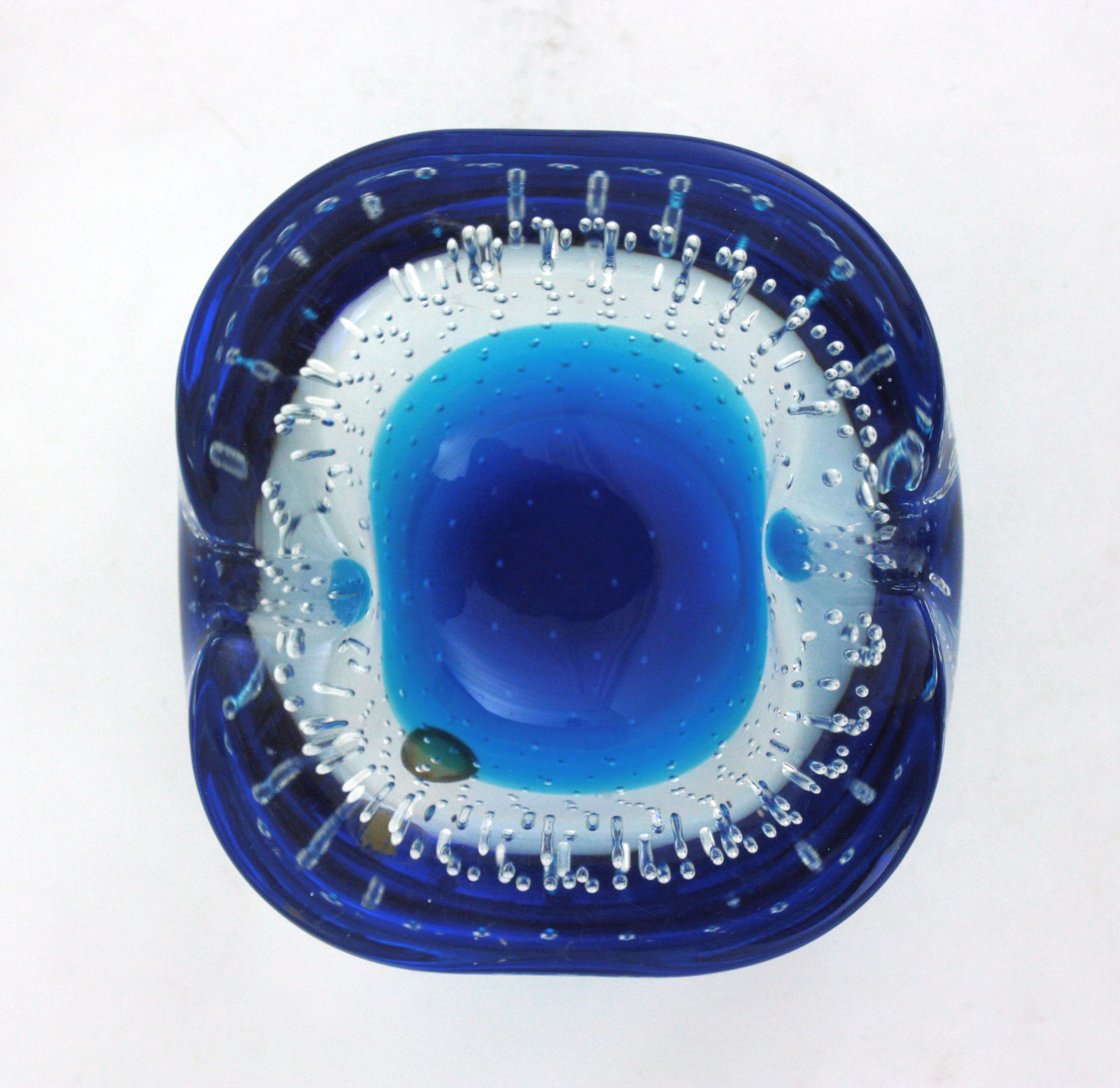 Galliano Ferro Murano Blau Klar Bullicante Kunstglas Geometrische Schale / Aschenbecher aus Muranoglas (Glas) im Angebot