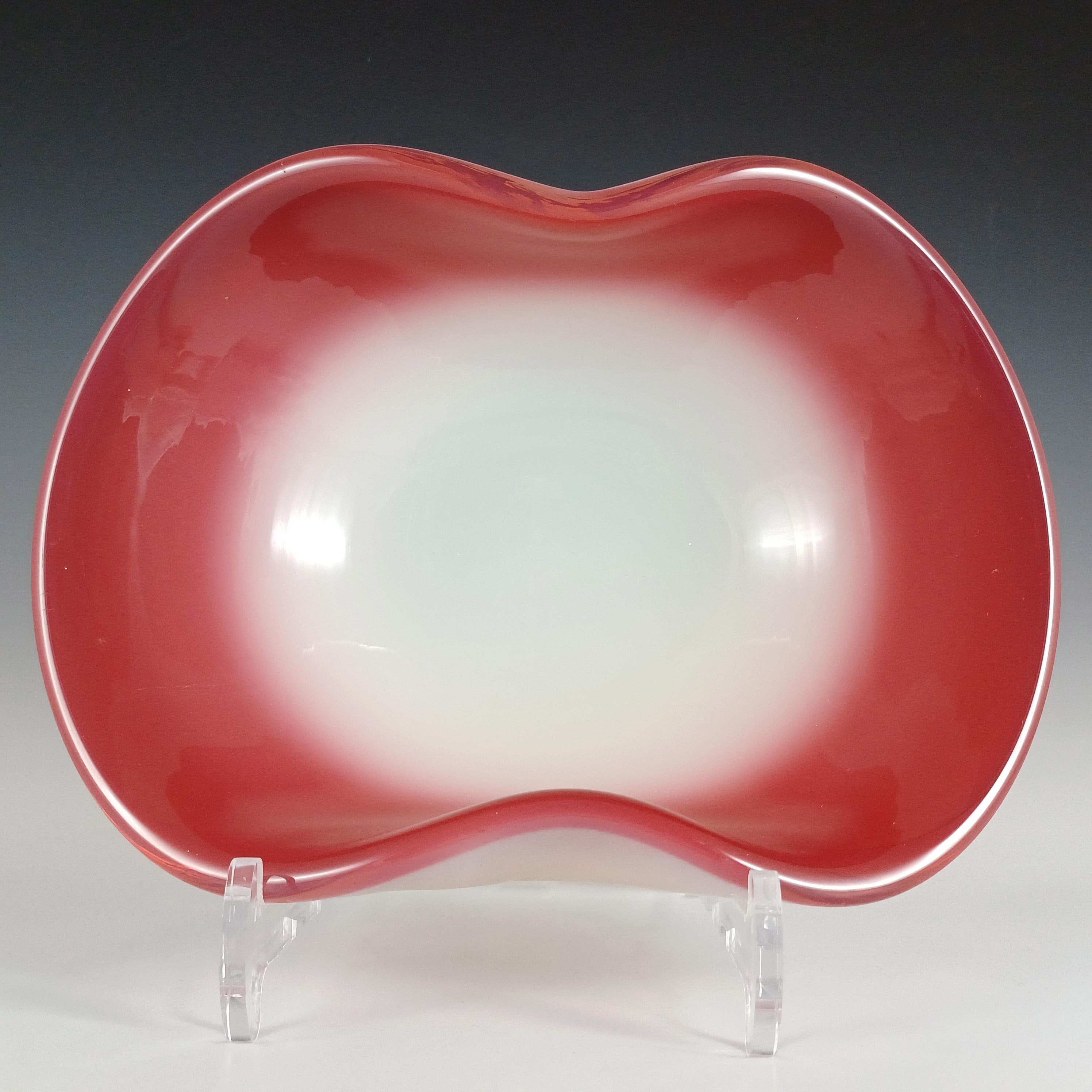 Dies ist eine prächtige, große und schwere (1,5 kg unverpackt) venezianische biomorphe Glasschale aus den 1950/60er Jahren, hergestellt auf der Insel Murano in der Nähe von Venedig, Italien. In einer atemberaubenden Kombination aus opakem rosa und