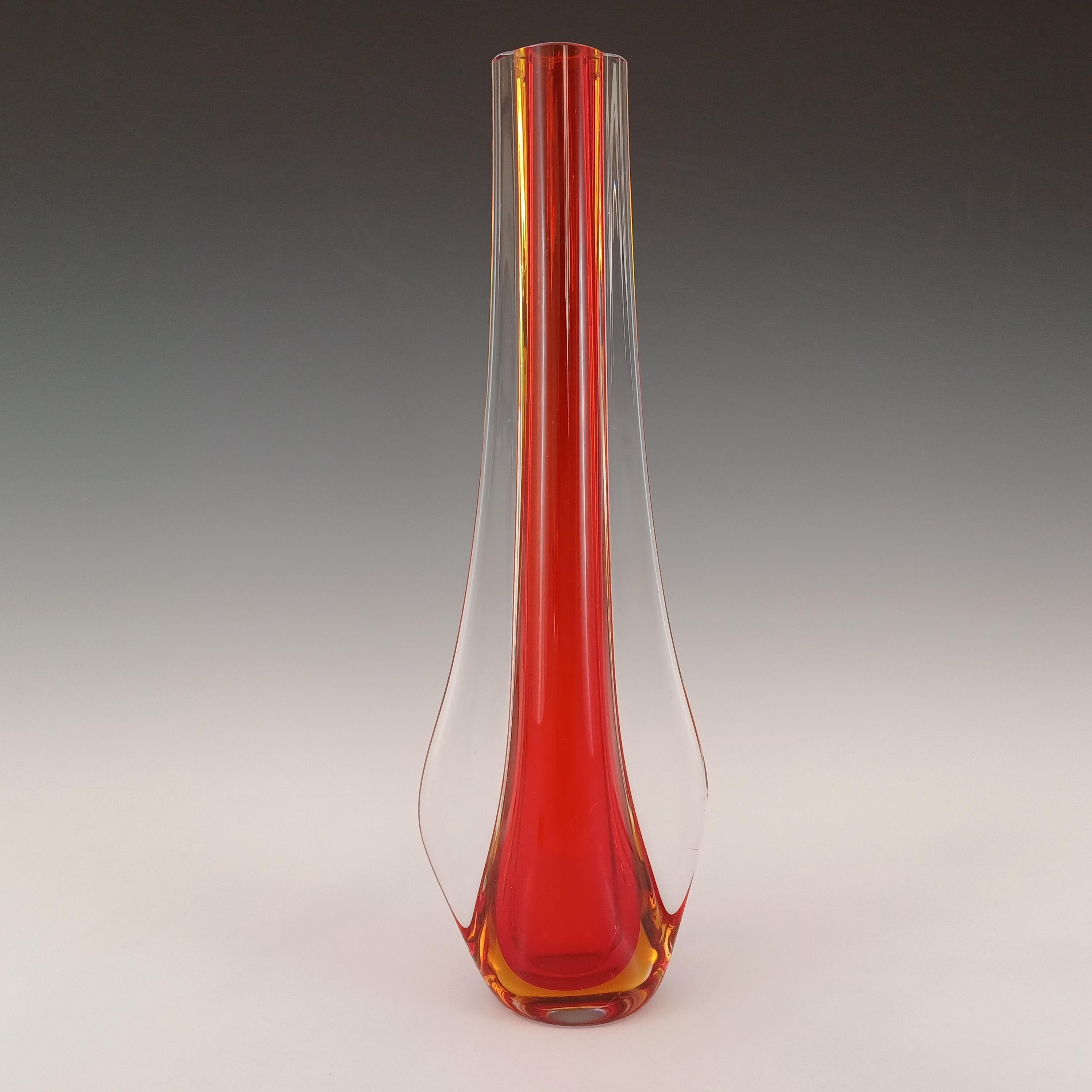 Ecco un meraviglioso vaso a stelo in vetro veneziano degli anni 1950/60, realizzato sull'isola di Murano, vicino a Venezia, Italia, da Galliano Ferro. In un'incredibile combinazione di vetro rosso incassato in vetro ambrato, che viene ulteriormente