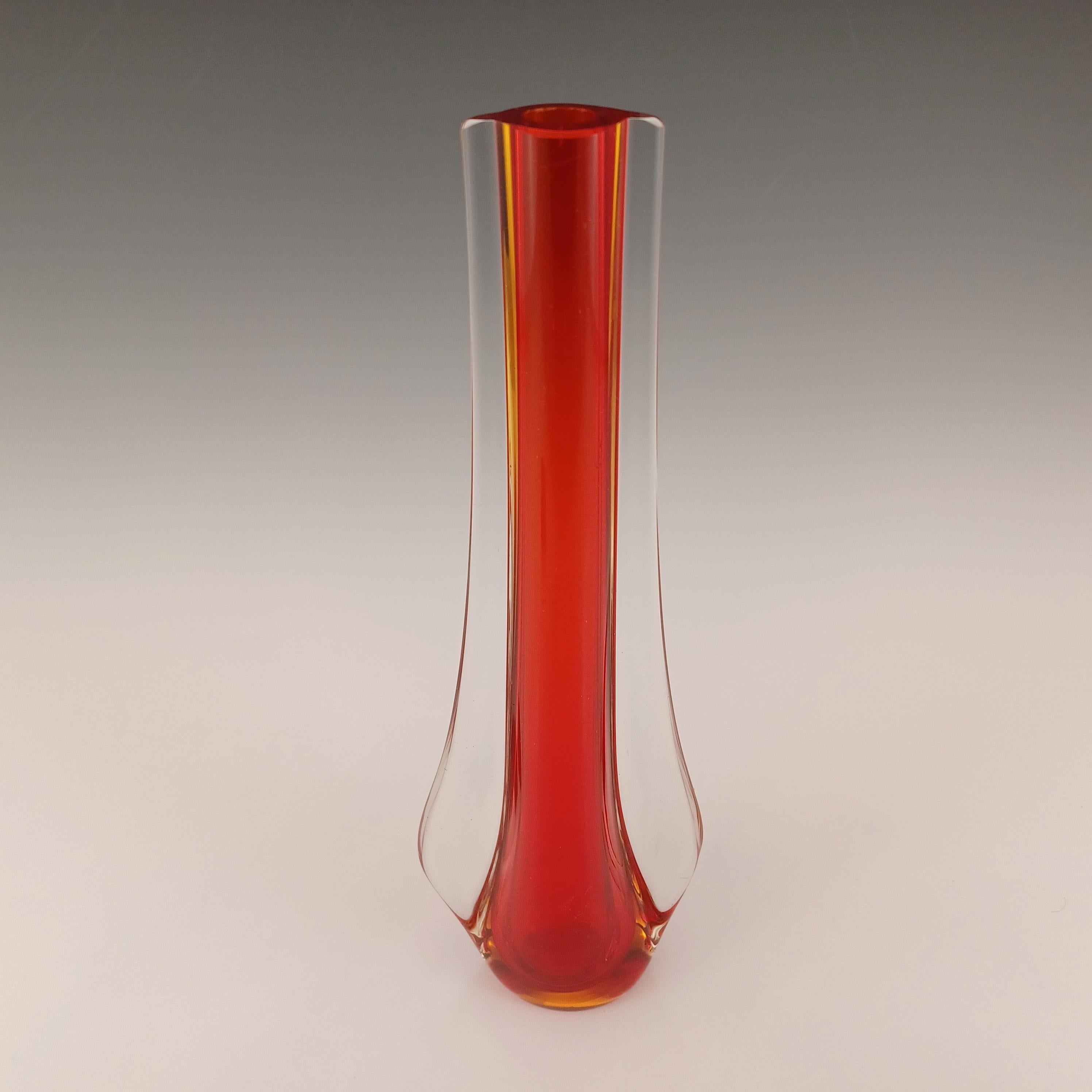 Italiano Vaso a stelo in vetro di Murano Sommerso rosso e ambra di Galliano Ferro in vendita