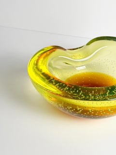 Ciotola in vetro all’uranio Murano Glass Sommerso Galliano Ferro, con anima color ambra, Italia, anni ’50