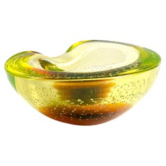 Ciotola in vetro all’uranio Murano Glass Sommerso Galliano Ferro, con anima color ambra, Italia, anni ’50
