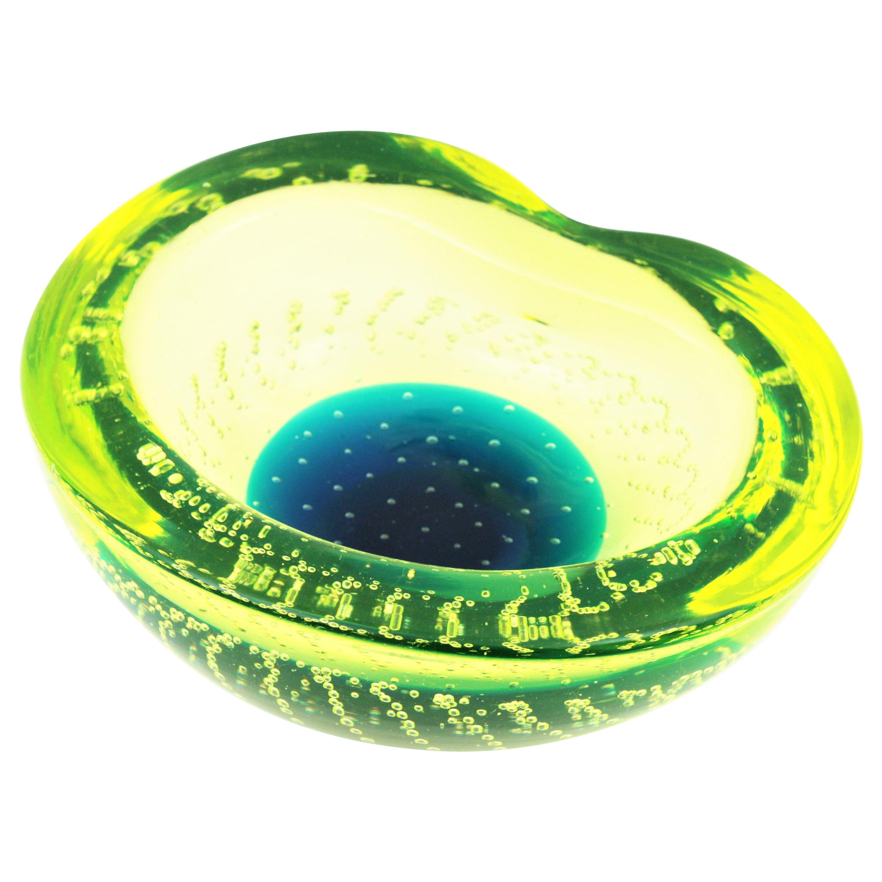 Amazing Murano art glass bullicante decorative bowl. Attributed to Galliano Ferro, Italy, 1950-1960s.
An spectacular decorative design with hundreds of controlled blown bubbles in a bowl in acid yellow-green color with a central circle in Klein