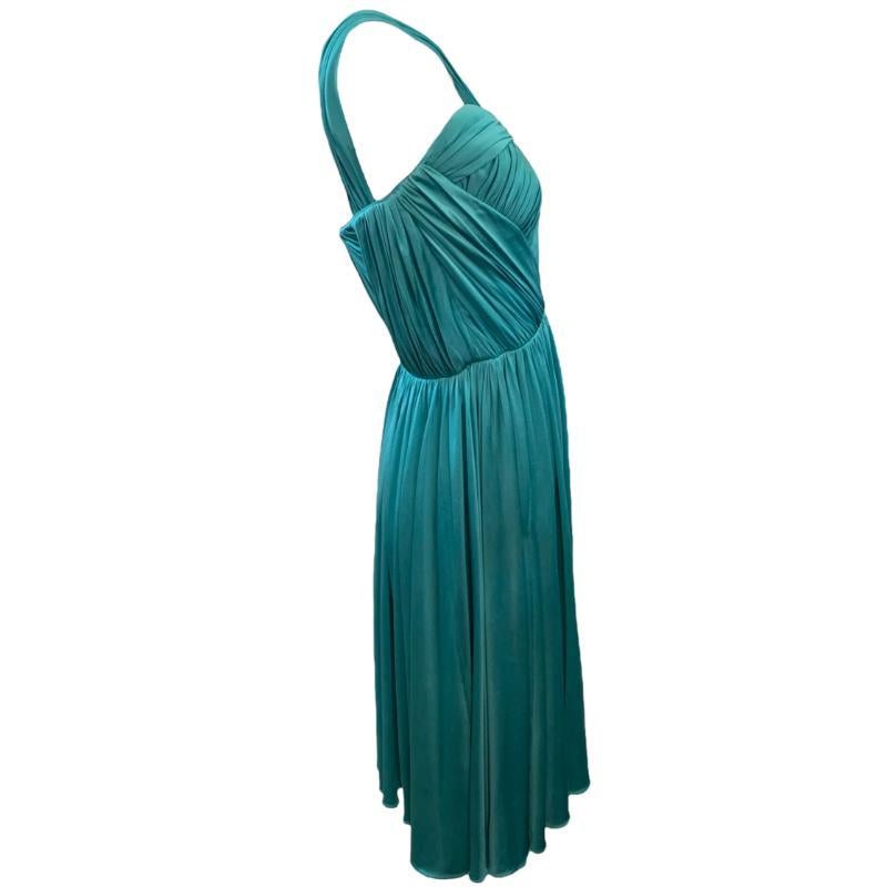 Cette robe Christian Dior a été conçue sous le mandat de John Galliano pour la collection printemps 2005. Confectionnée en jersey de soie de haute qualité, cette robe présente un corsage froncé et une encolure licou. Le jersey de soie présente de