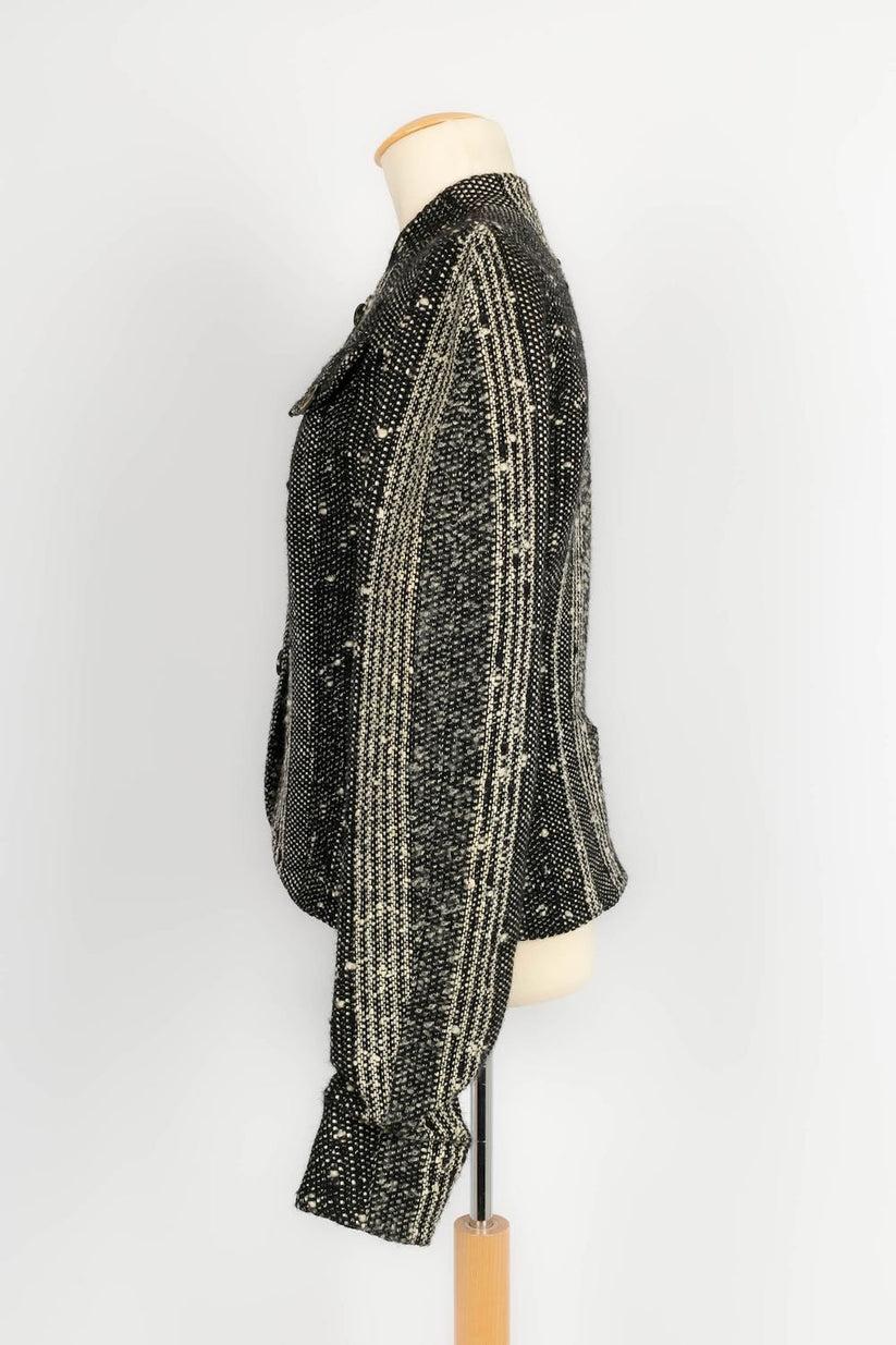 Galliano -(Made in France) Graue Wolljacke. Größe 40FR.

Zusätzliche Informationen: 
Abmessungen: Schulterbreite: 40 cm, Ärmellänge: 70 cm, Länge: 60 cm
Zustand: Sehr guter Zustand
Verkäufer Ref Nummer: FV39