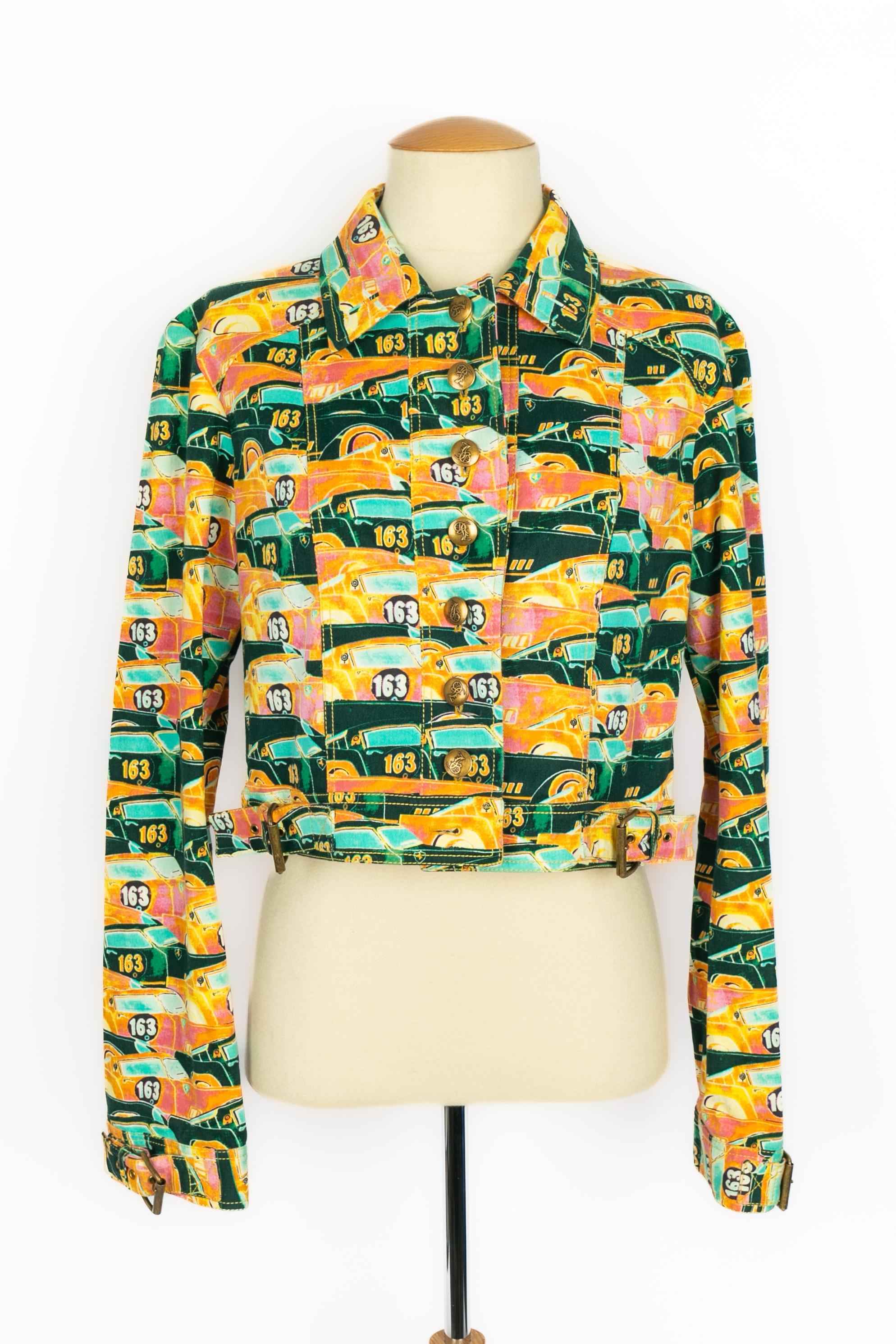 GALLIANO - (Made in France) Multicolored cotton jacket printed with cars. Composition and size labels missing, it fits a 36FR/38FR.

Condition:
Very good condition

Dimensions:
Shoulder width: 40 cm - Chest: 47 cm - Sleeve length: 61 cm - Length: 44
