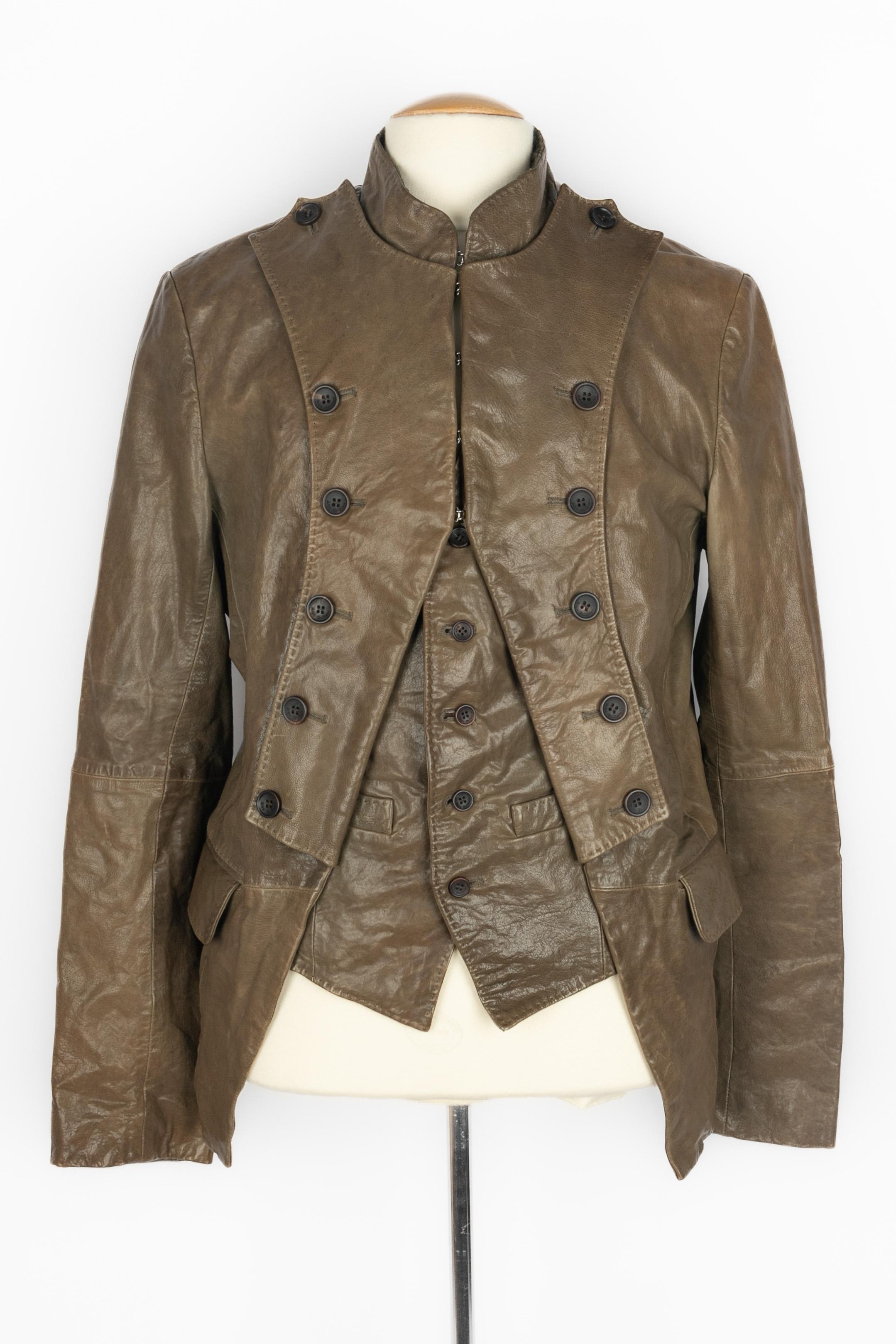 GALLIANO - (Made in Italy) Infantry olive-green calfskin jacket. Piece for men. Double thickness. Size 52.

Condition:
Very good condition

Dimensions:
Shoulder width: 49 cm - Chest: 50 cm - Sleeve length: 70 cm - Length: 70 cm

SKU:HFV18