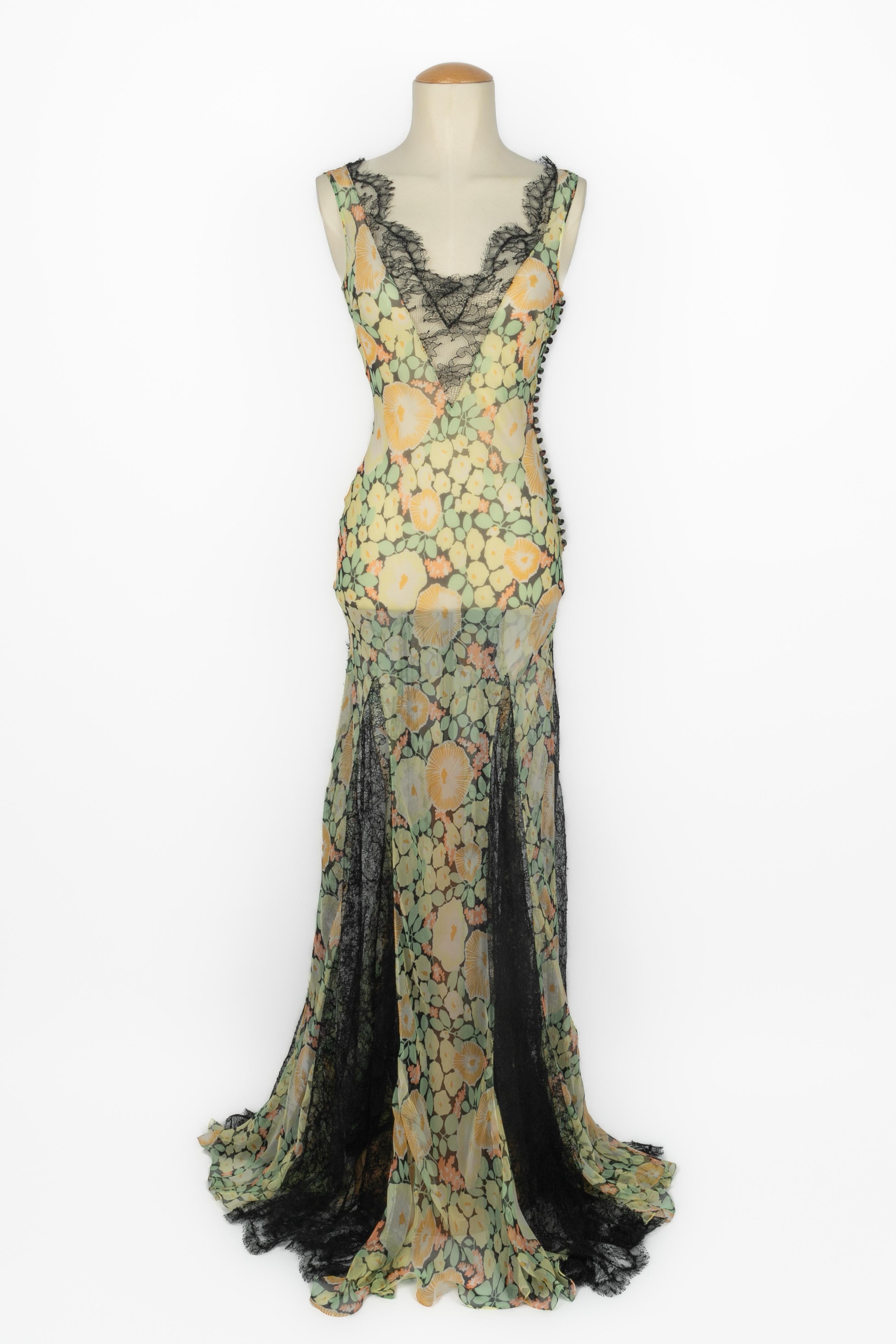 GALLIANO - Langes Kleid aus Seidenmusselin, bedruckt mit Blumen und verziert mit schwarzer Spitze. Fehlendes Label für die Größe, passt für 36FR.

Bedingung:
Sehr guter Zustand

Abmessungen:
Brustumfang: 38 cm - Länge: ca. 160 cm

SKU:VR563