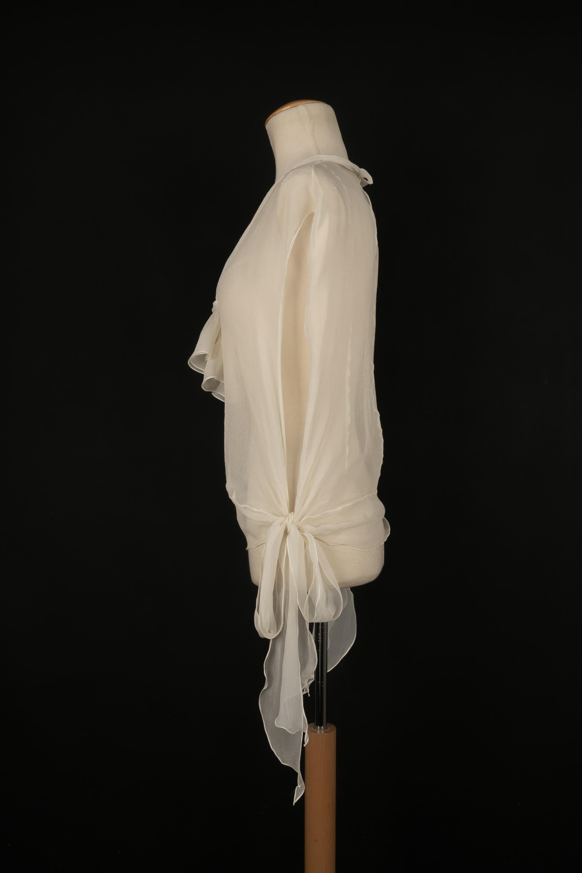 GALLIANO - Top en mousseline transparente blanche. Label de taille et de composition non cousu, il convient à un 36FR/38FR.

Condit :
Très bon état.

Dimensions :
Poitrine : environ 50 cm - Longueur : 53 cm

FH146