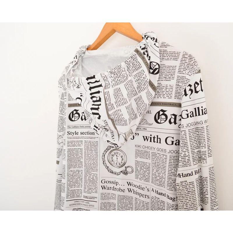 Galliano Pulloverhemd mit Zeitungsdruck und Kapuze im Angebot 2