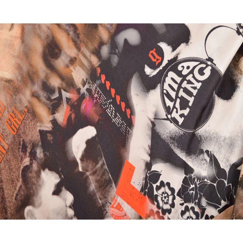 Wunderschöner, hochtaillierter Seidenrock mit Newspaper-Print von John Galliano, mit einem gerafften Detail, das das Gesicht von John Galliano selbst darstellt. 

Merkmale:
Verdeckter Seitenreißverschluss
Galliano