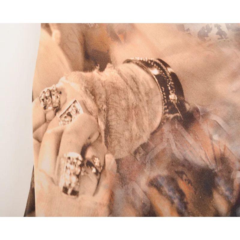 Galliano geraffter Rock aus Seide mit Zeitungsdruck im Zustand „Hervorragend“ im Angebot in Sheffield, GB