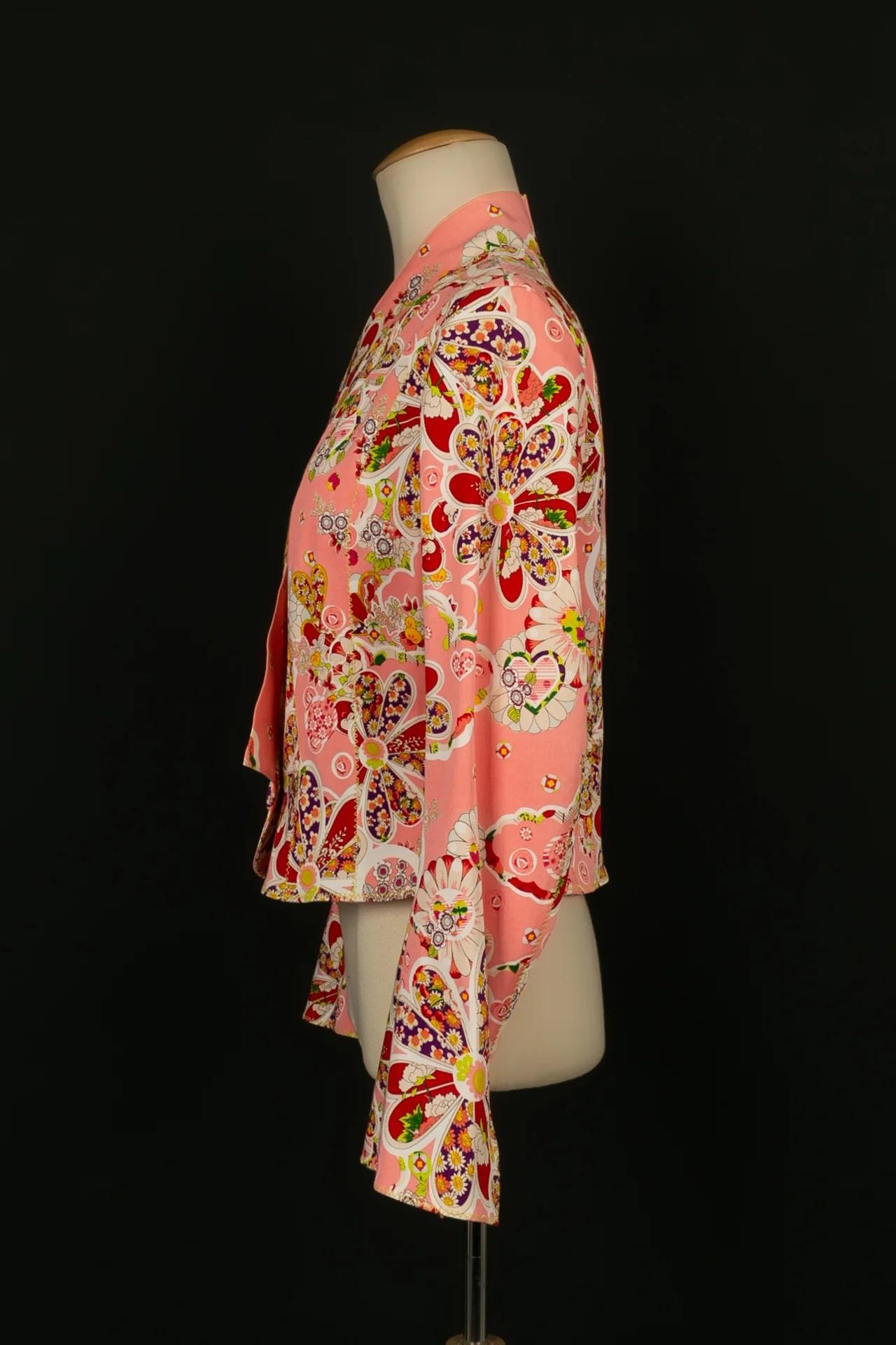 Galliano - (Made in Portugal) Pink cotton jacket printed with flowers. Silk lining. Size 40FR.

Additional information:

Dimensions: 
Shoulder width: 39 cm 
Chest: 44 cm 
Sleeve length: 57 cm 
Length: 50 cm

Condition: 
Very good condition
Seller