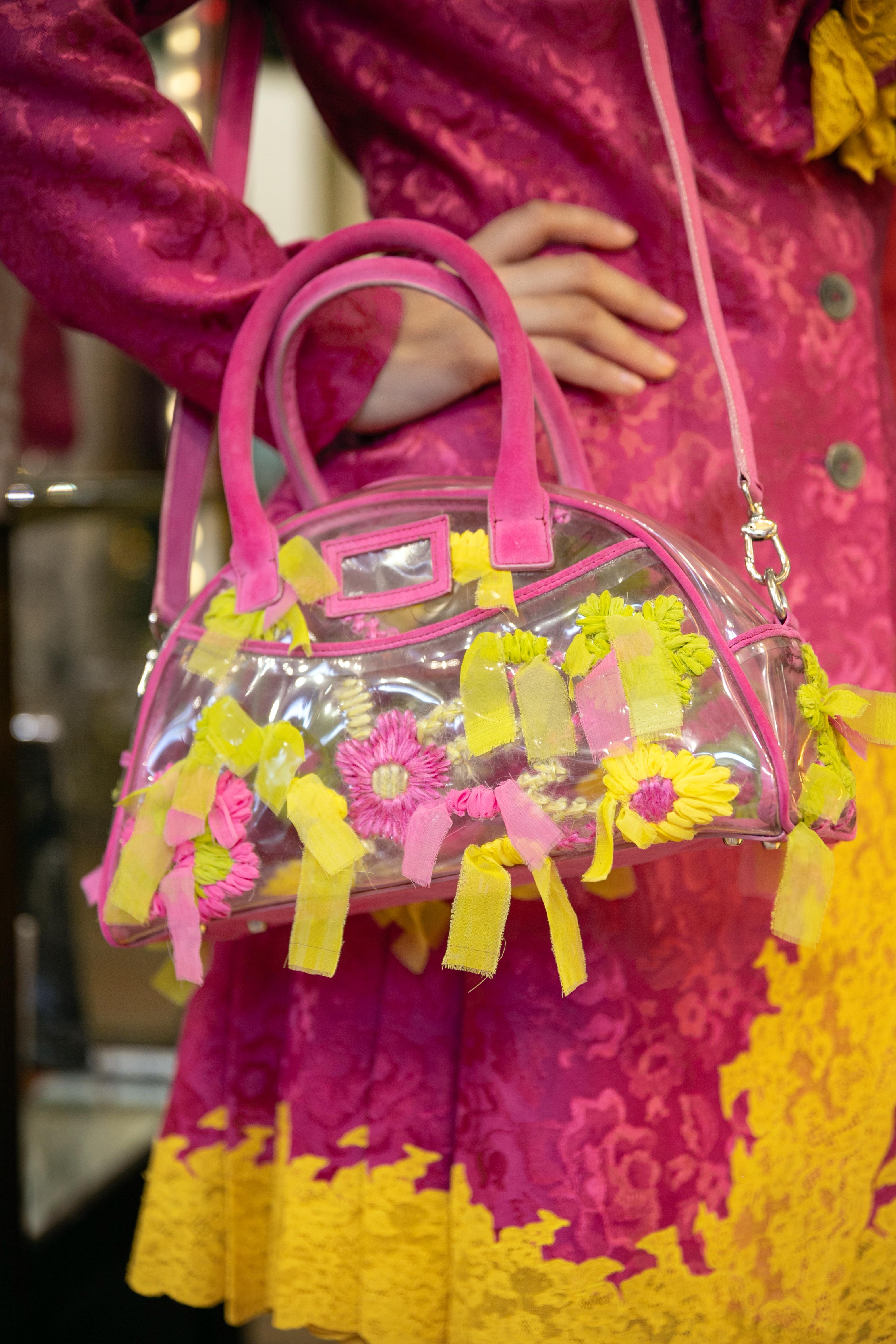 Galliano - PVC bag with pink leather and ornamented with flowers.

Additional information:
Condition: Very good condition
Dimensions: Height: 16 cm - Width: 29 cm - Depth: 11 cm - Handle: 33 cm

Seller Reference: S249