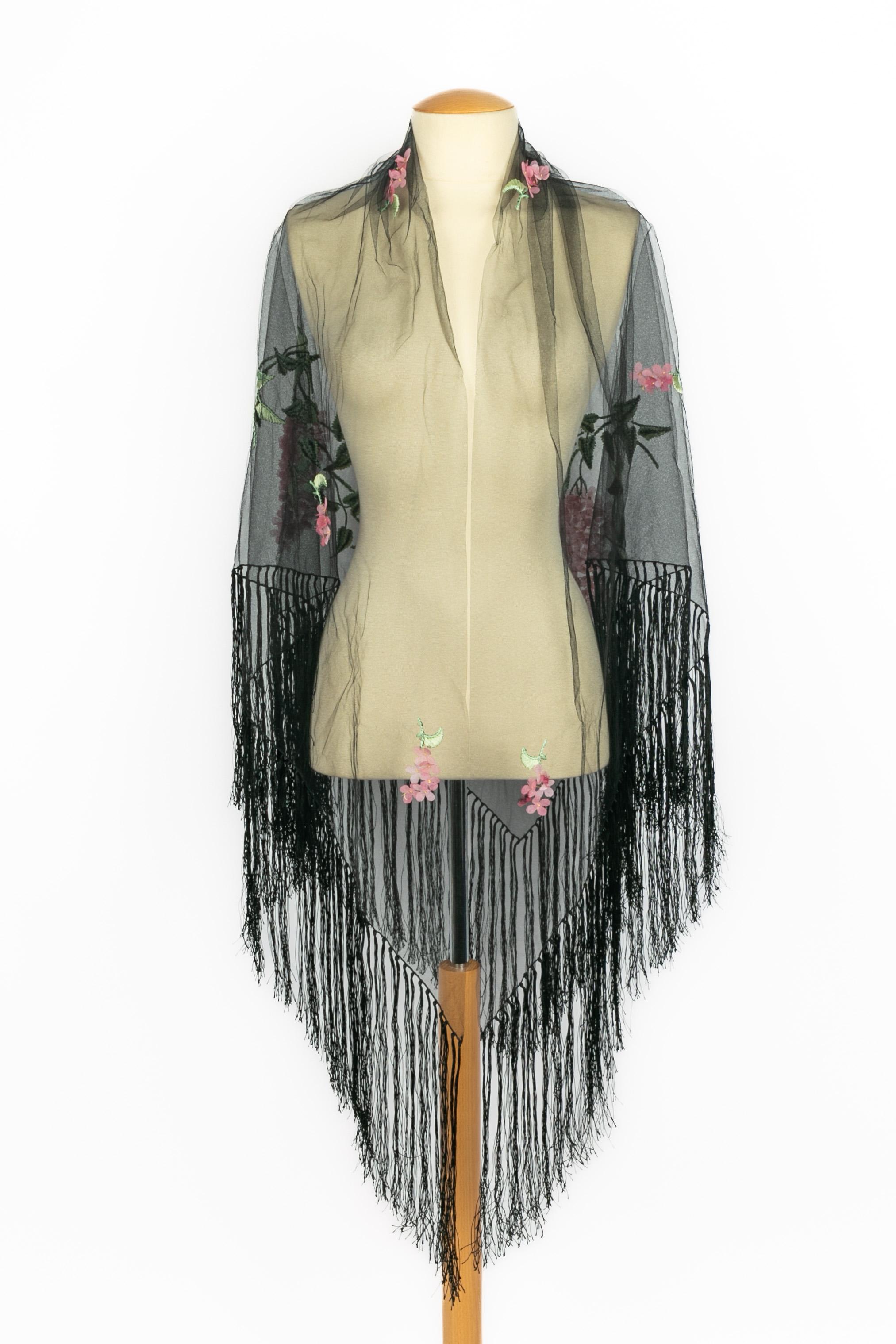 GALLIANO - Schwarzer Tüllschal mit Fransen und Blumenstickerei.

Bedingung:
Sehr guter Zustand

Abmessungen:
Ohne die Fransen: 200 cm x 100 cm

SKU:FFD17