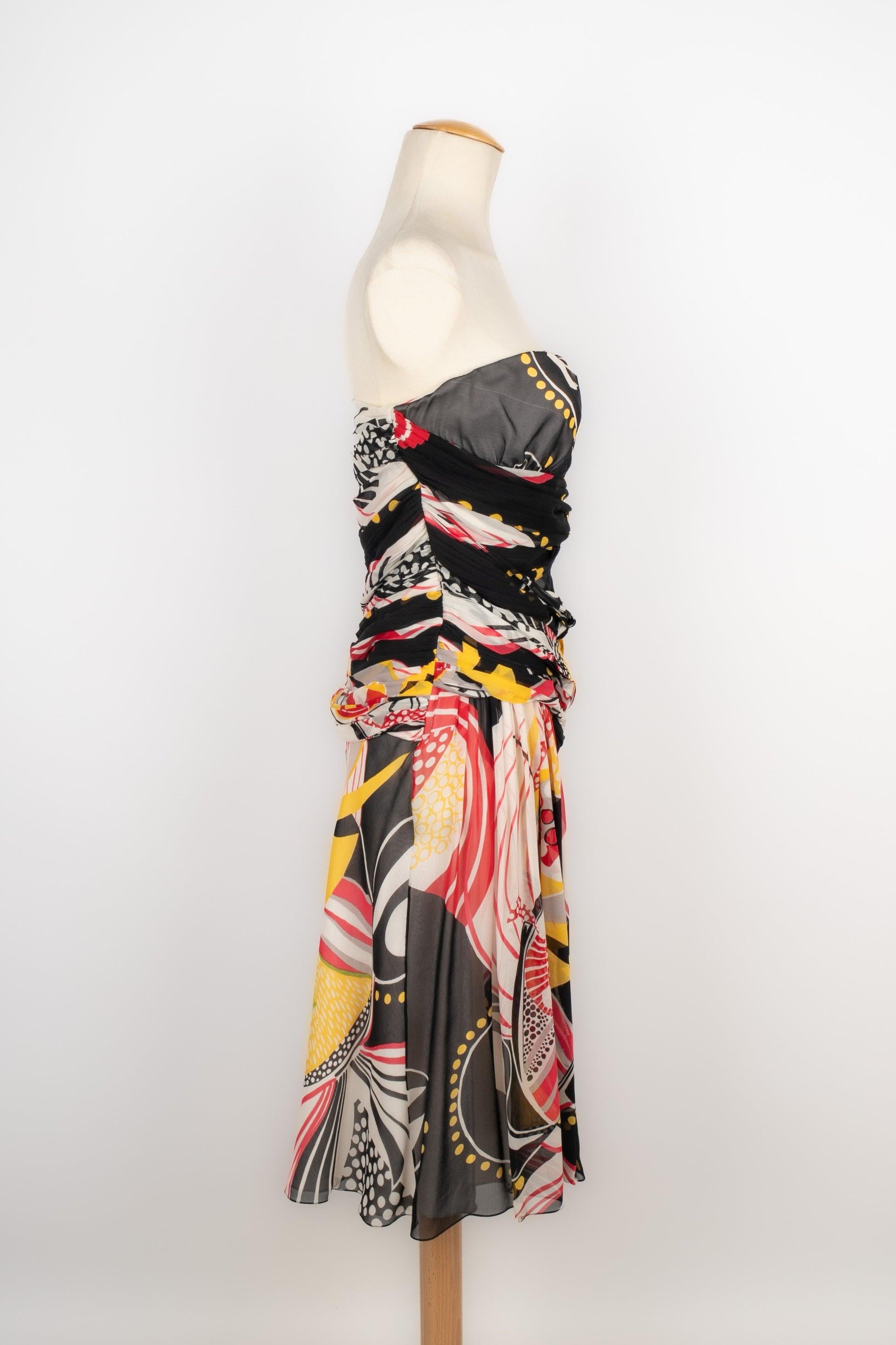 Galliano - (Made in France) Silk bustier dress. Size 44FR. 2009 Resort Collection. To be mentioned, a thread is pulled out of the silk.

Additional information:
Condition: Very good condition
Dimensions: Chest: 49 cm - Waist: 34 cm - Length: 100
