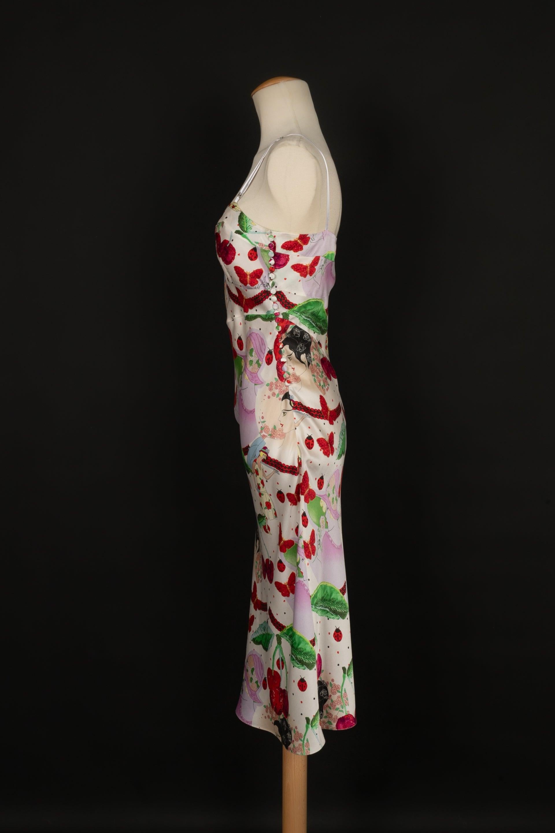 Galliano - Silk mid-length dress printed with patterns. No size indicated, it fits a 36FR.

Additional information:
Condition: Very good condition
Dimensions: Chest: 42 cm
Waist: 39 cm
Length: 100 cm

Seller reference: VR36