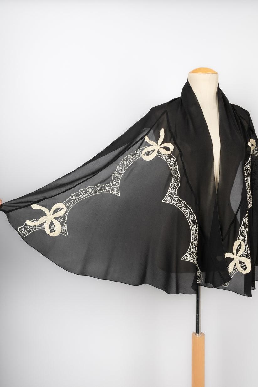 Galliano - Silk muslin stole embroidered with threads representing bows.

Additional information:
Condition: Very good condition
Dimensions: Length: 150 cm - Min. width: 30 cm

Seller Reference: FFD3
