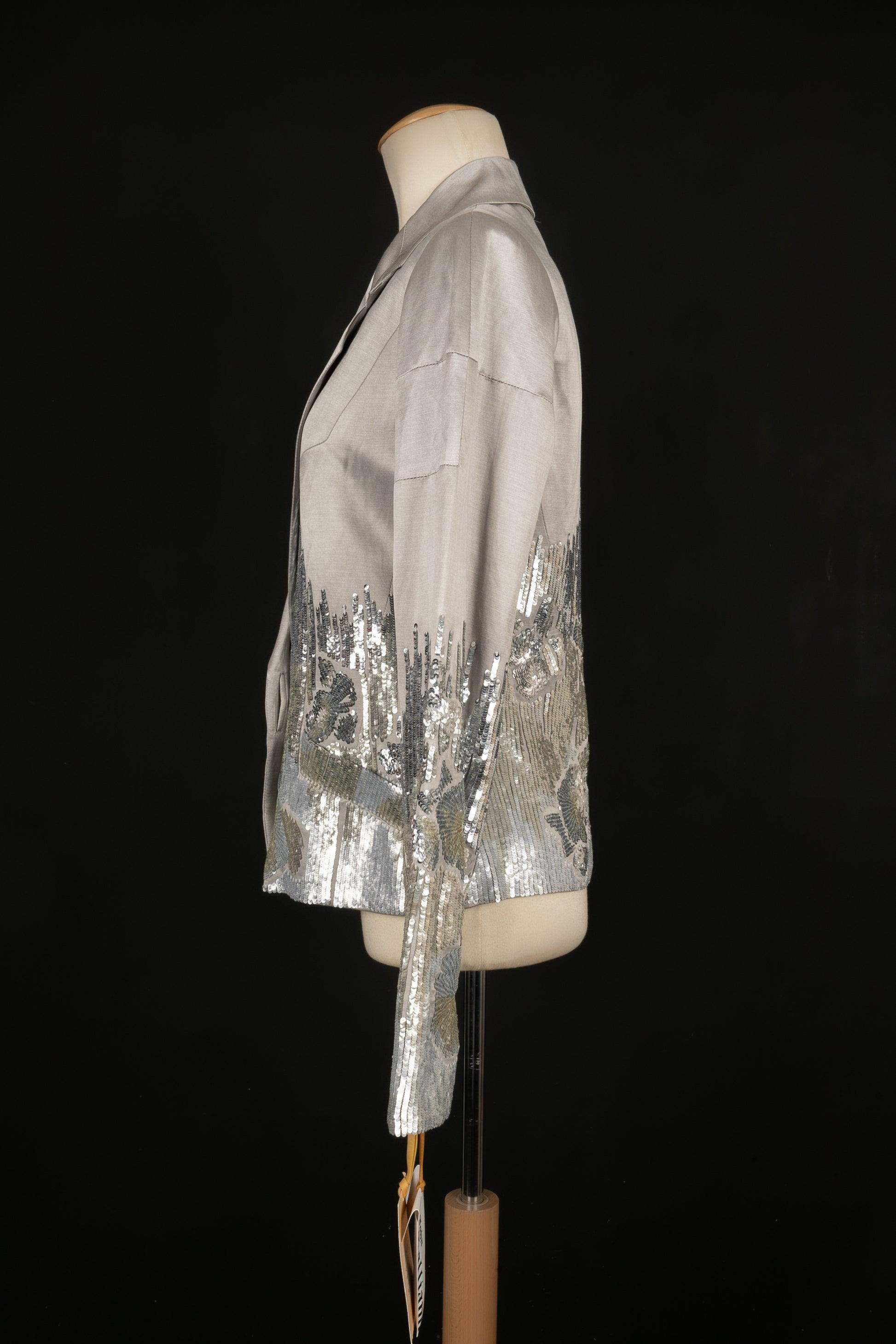 Galliano - (Made in France) Silvery silk and linen jacket embroidered with sequins. Size 38FR. 2007 Spring-Summer Collection.

Additional information:
Condition: Very good condition
Dimensions: Shoulder width: 38 cm - Sleeve length: 61 cm - Length: