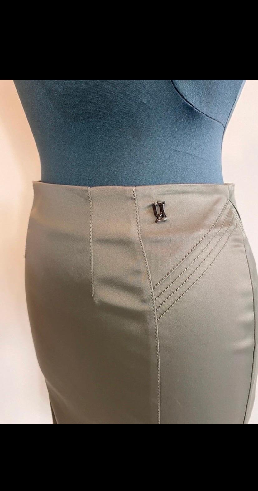 Galliano military green skirt
Made of acetate, polyamide and elastane.
Sheath dress model with slit at the back.
Zip on the back.
Size 26/40.
Waist 34
Hips 45
Length 52
In more than good condition, it shows signs of normal use.