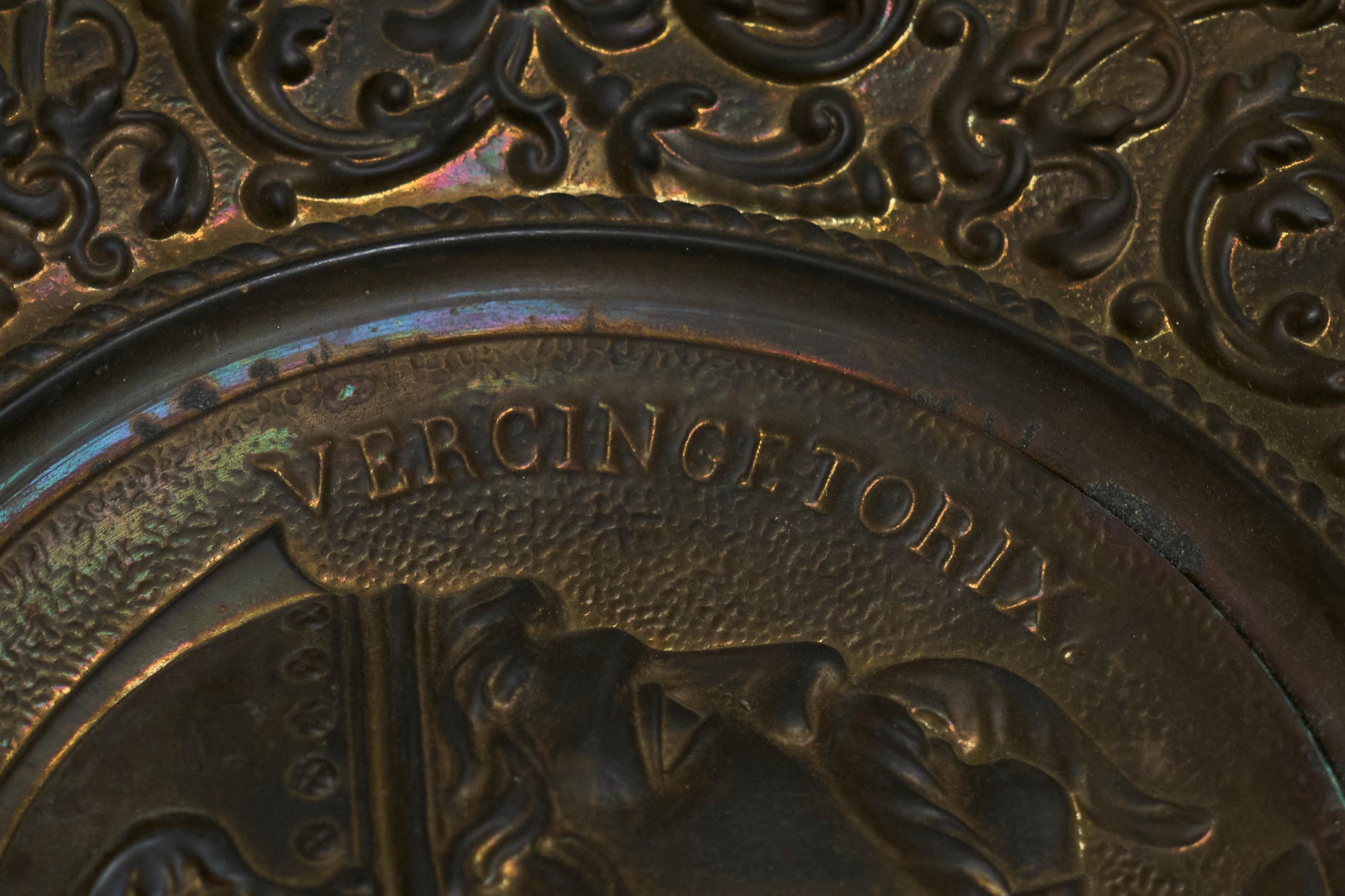 Gallischer König Vercingetorix Repoussé aus patiniertem Kupfer 19. im Angebot 5