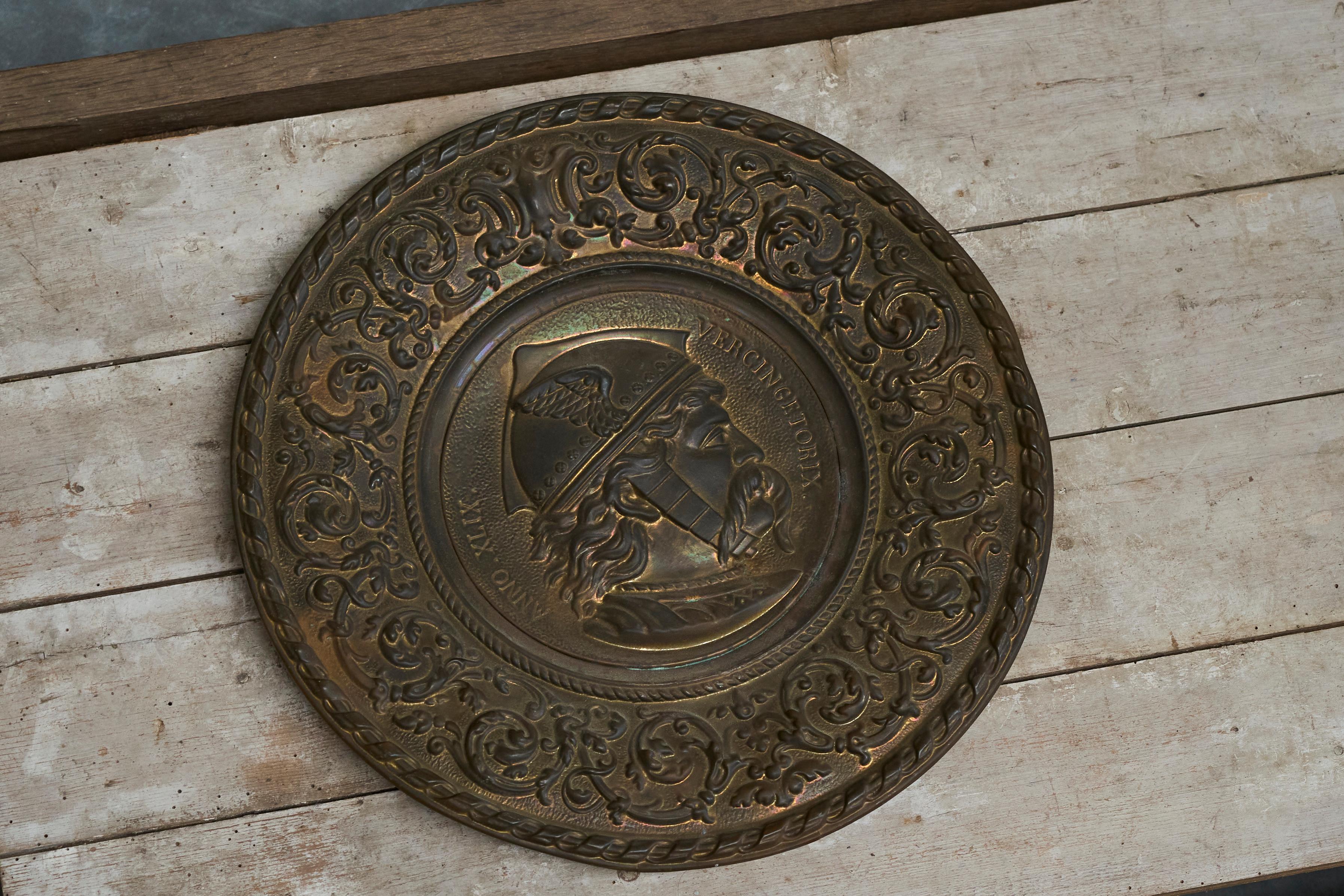 Gallischer König Vercingetorix Neoklassisches Repoussé aus patiniertem Kupfer 19. Jahrhundert.

Ein wunderschönes neoklassizistisches (Wand)-Repoussé aus patiniertem Kupfer. Auch als Tafelaufsatz oder Basrelief auf Ihrem Tisch oder Schrank geeignet.