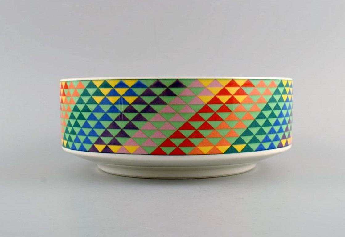 Gallo Design, Germany. Large Pamplona porcelain bowl. 
Colorful decoration. Late 20th century.
Measures: 21 x 8 cm.
In excellent condition.
Stamped.